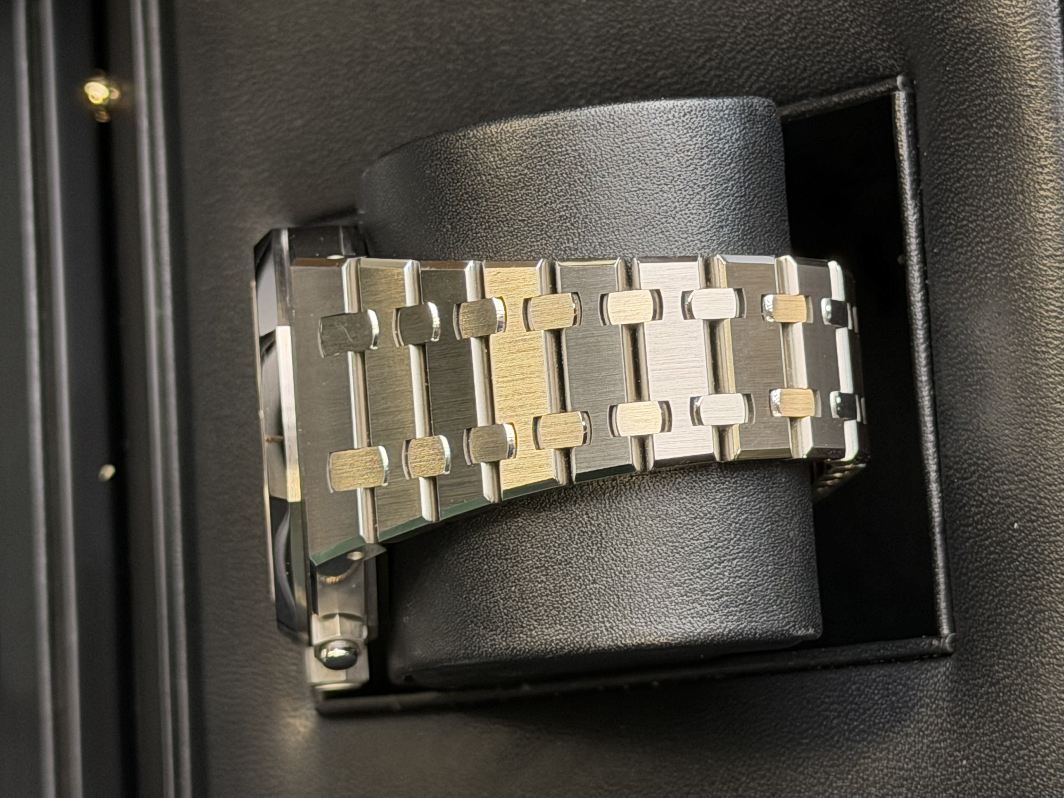 Watchrr - Authentic luxury watch