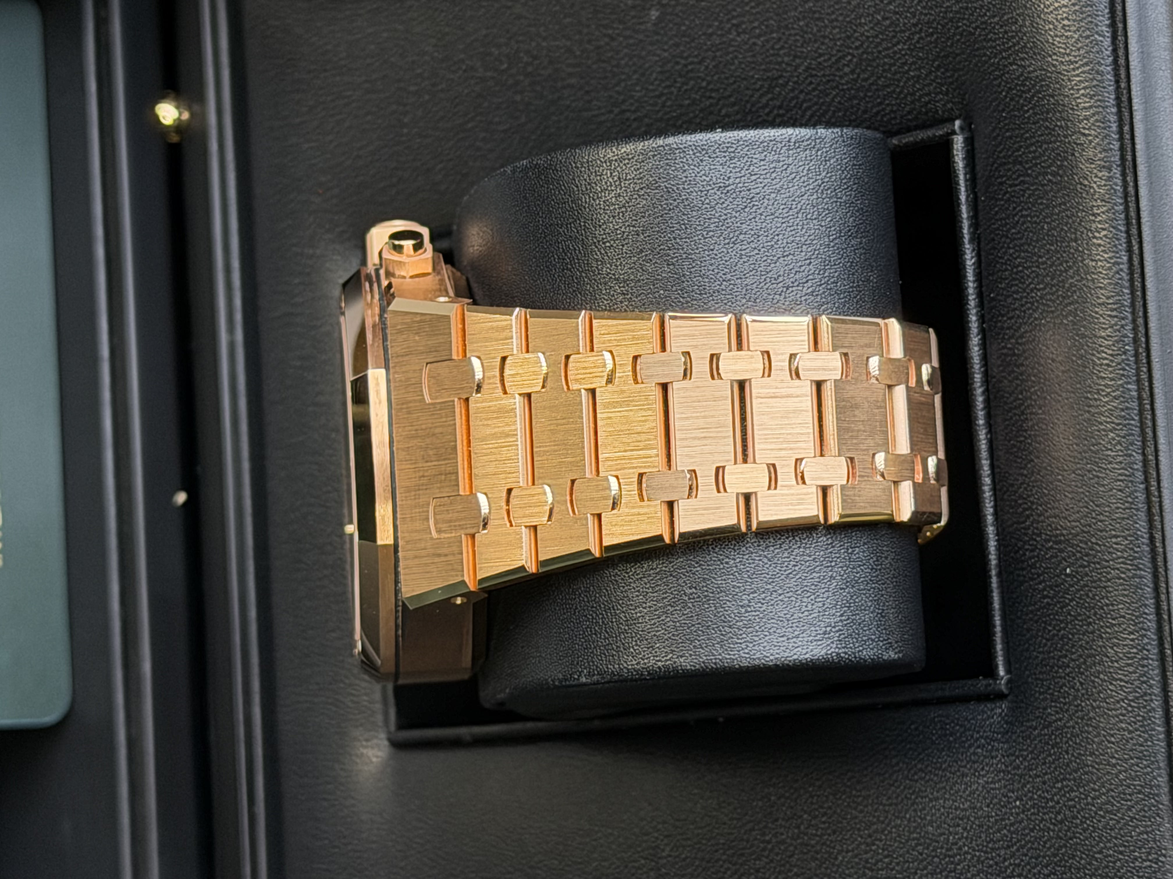 Watchrr - Authentic luxury watch