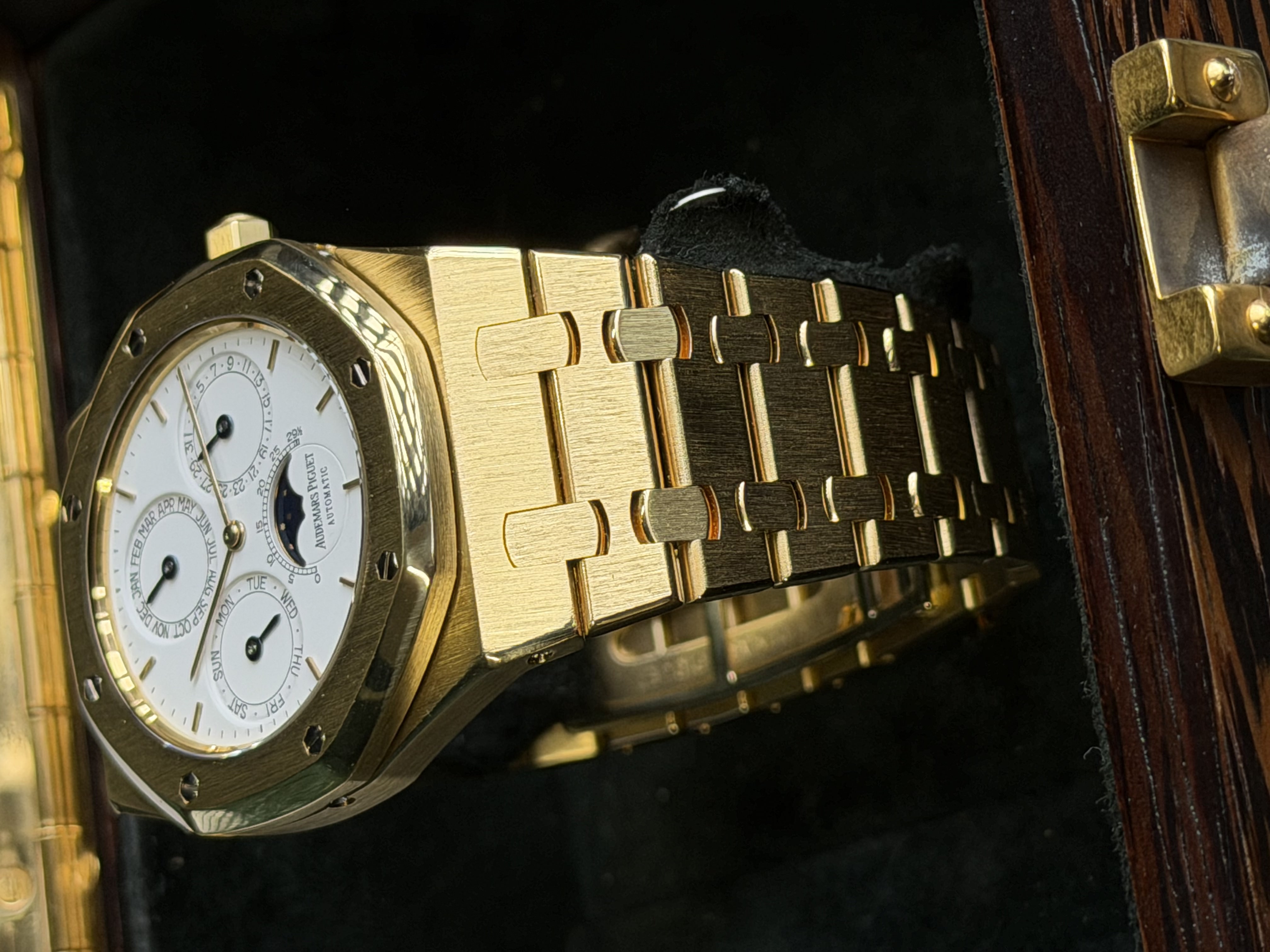 Watchrr - Authentic luxury watch