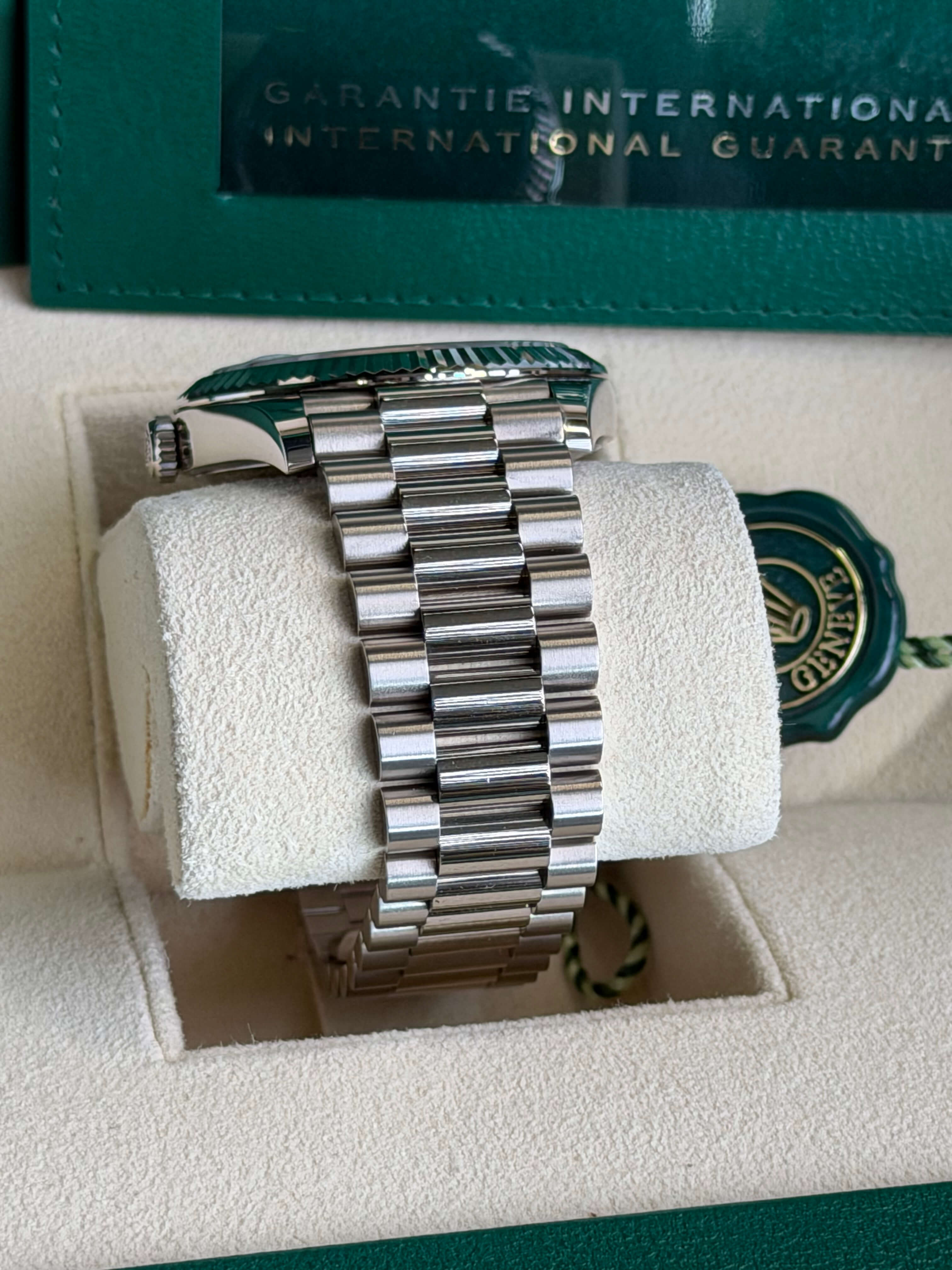 Watchrr - Authentic luxury watch