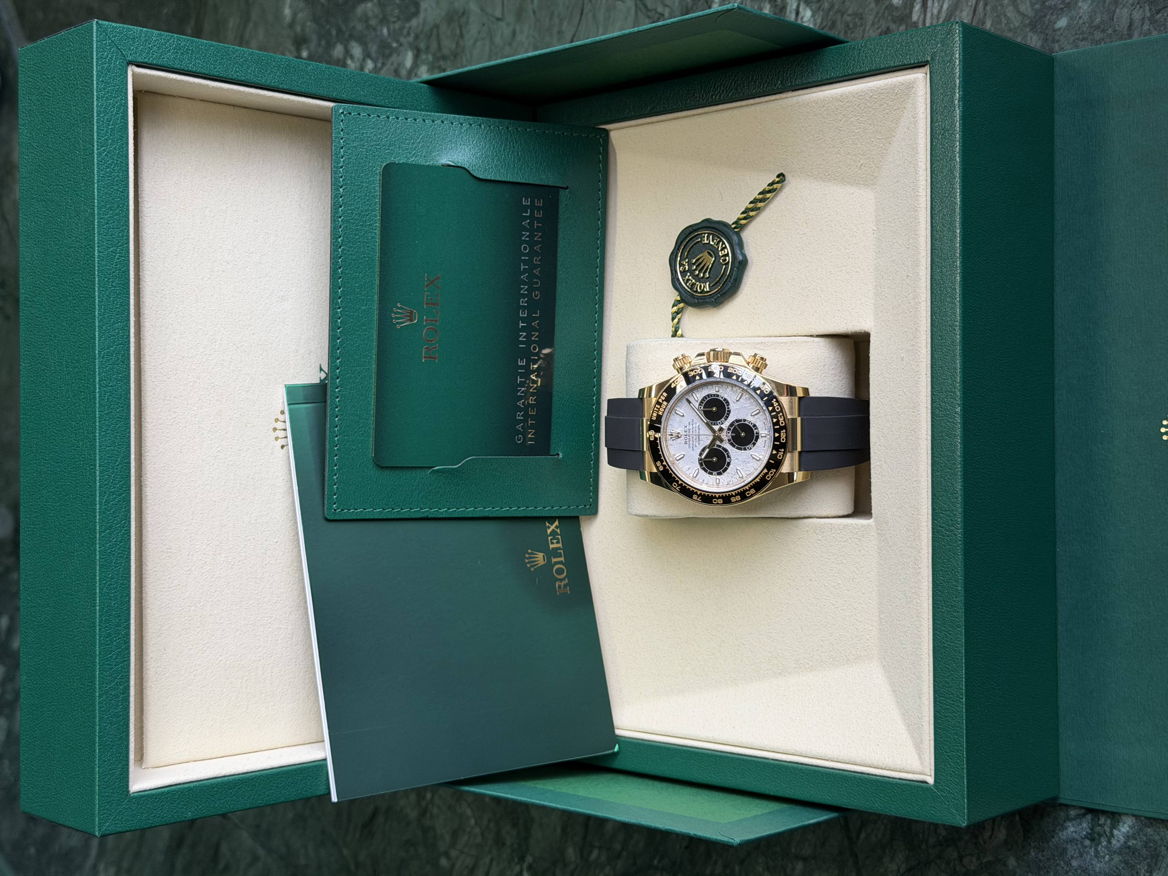 Watchrr - Authentic luxury watch