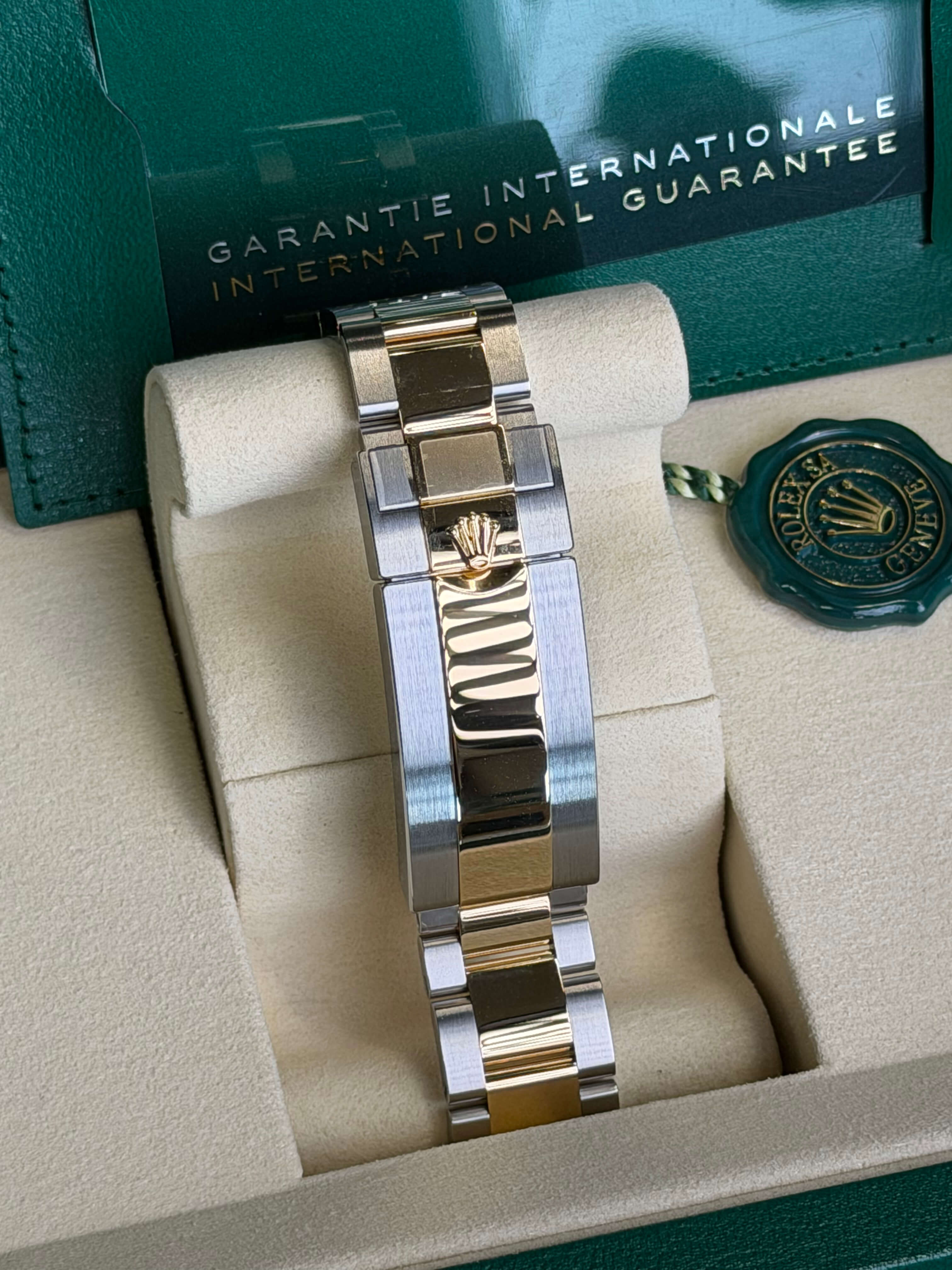Watchrr - Authentic luxury watch
