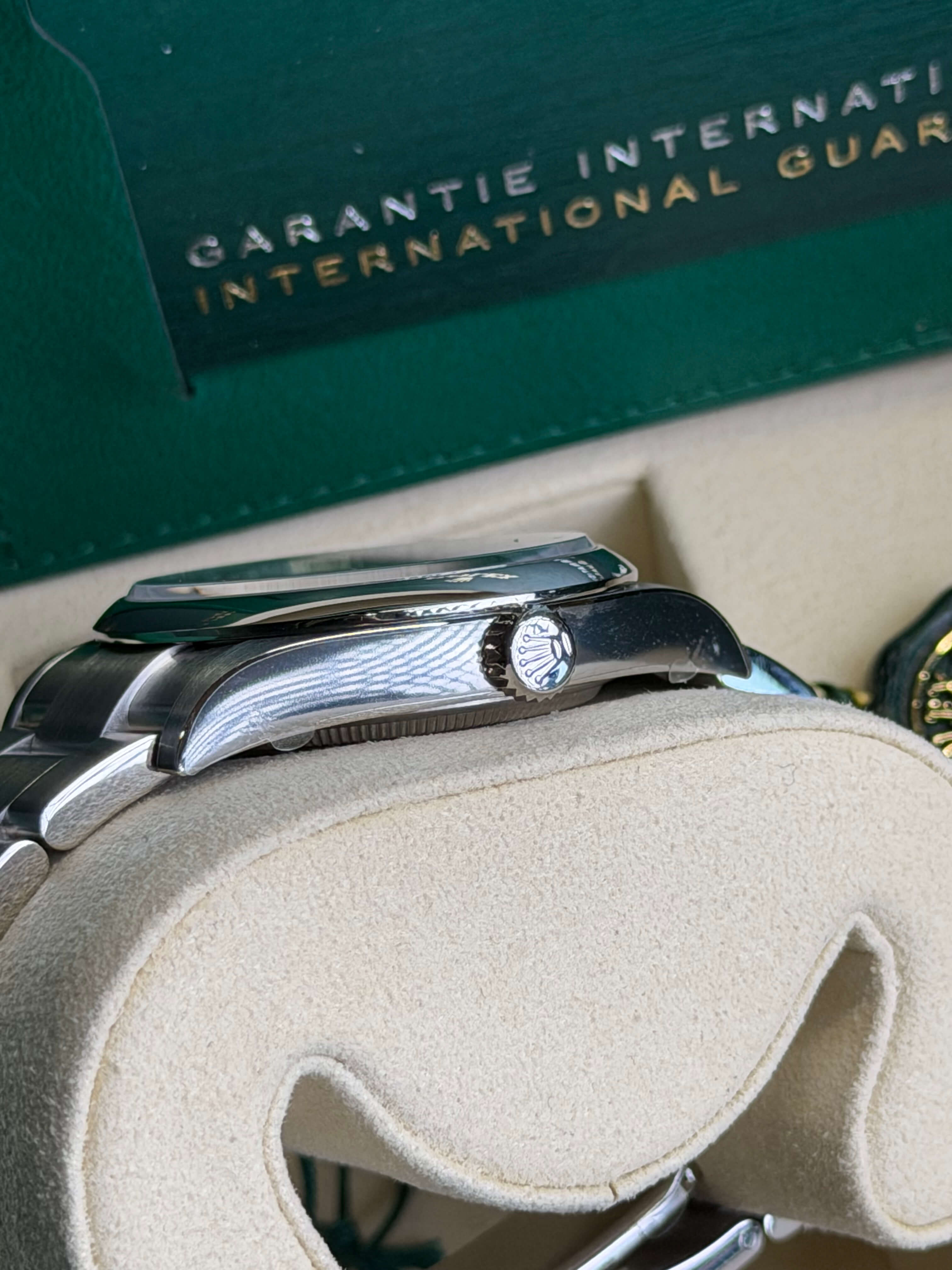 Watchrr - Authentic luxury watch