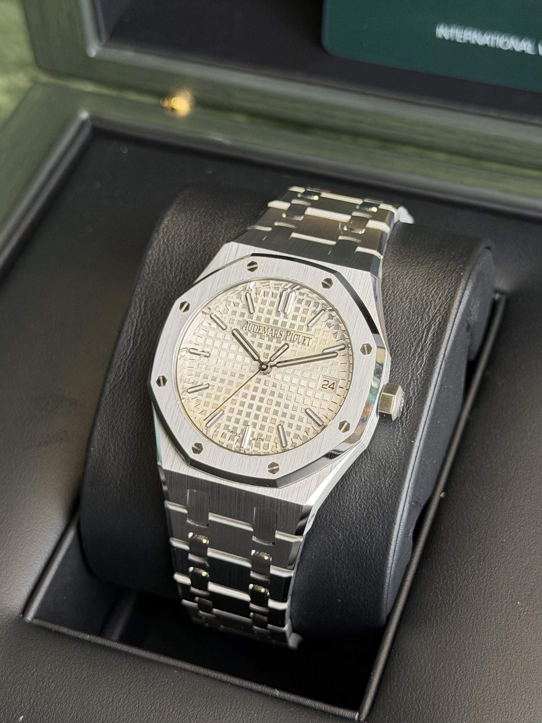 Watchrr - Authentic luxury watch