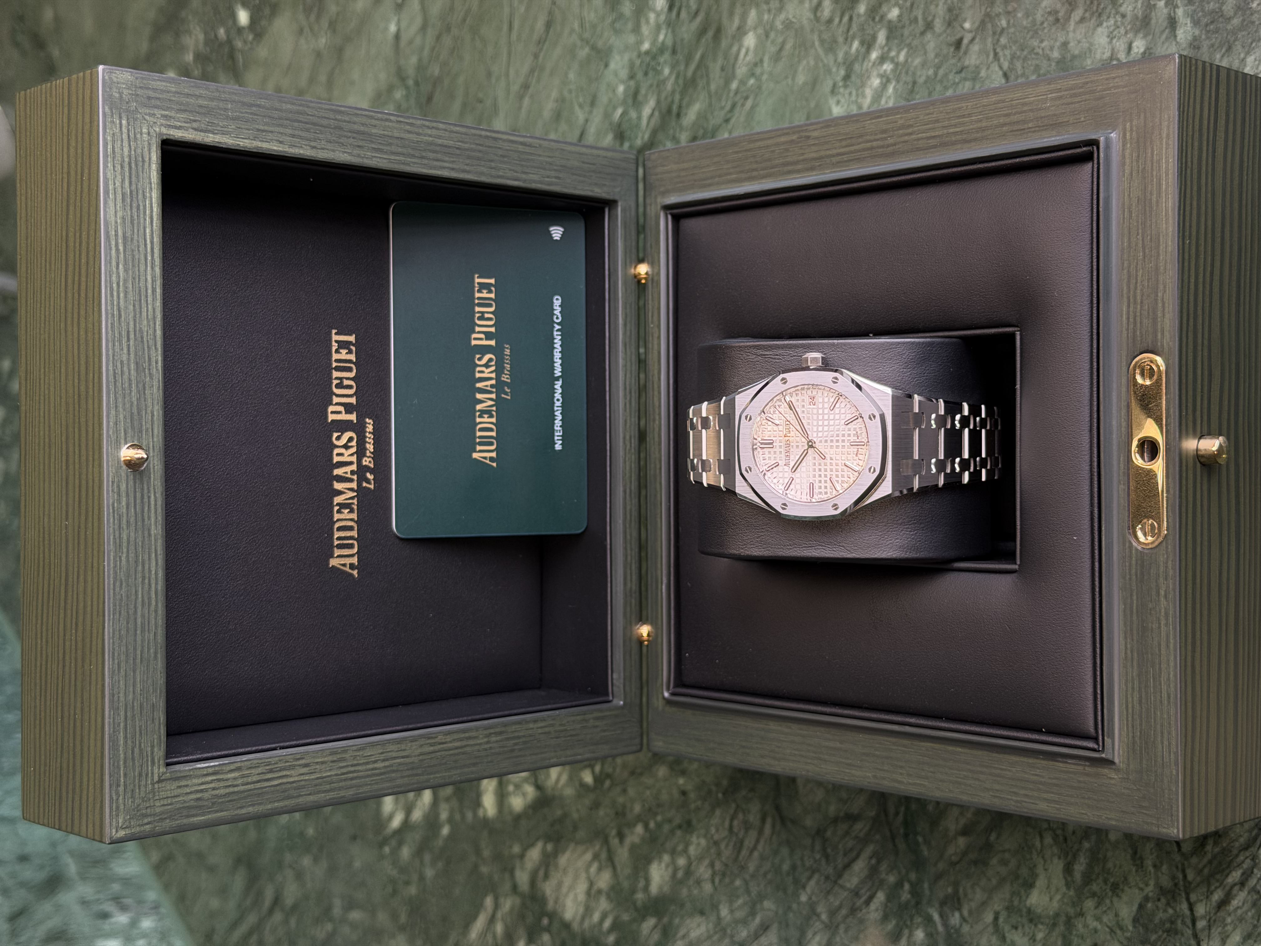 Watchrr - Authentic luxury watch