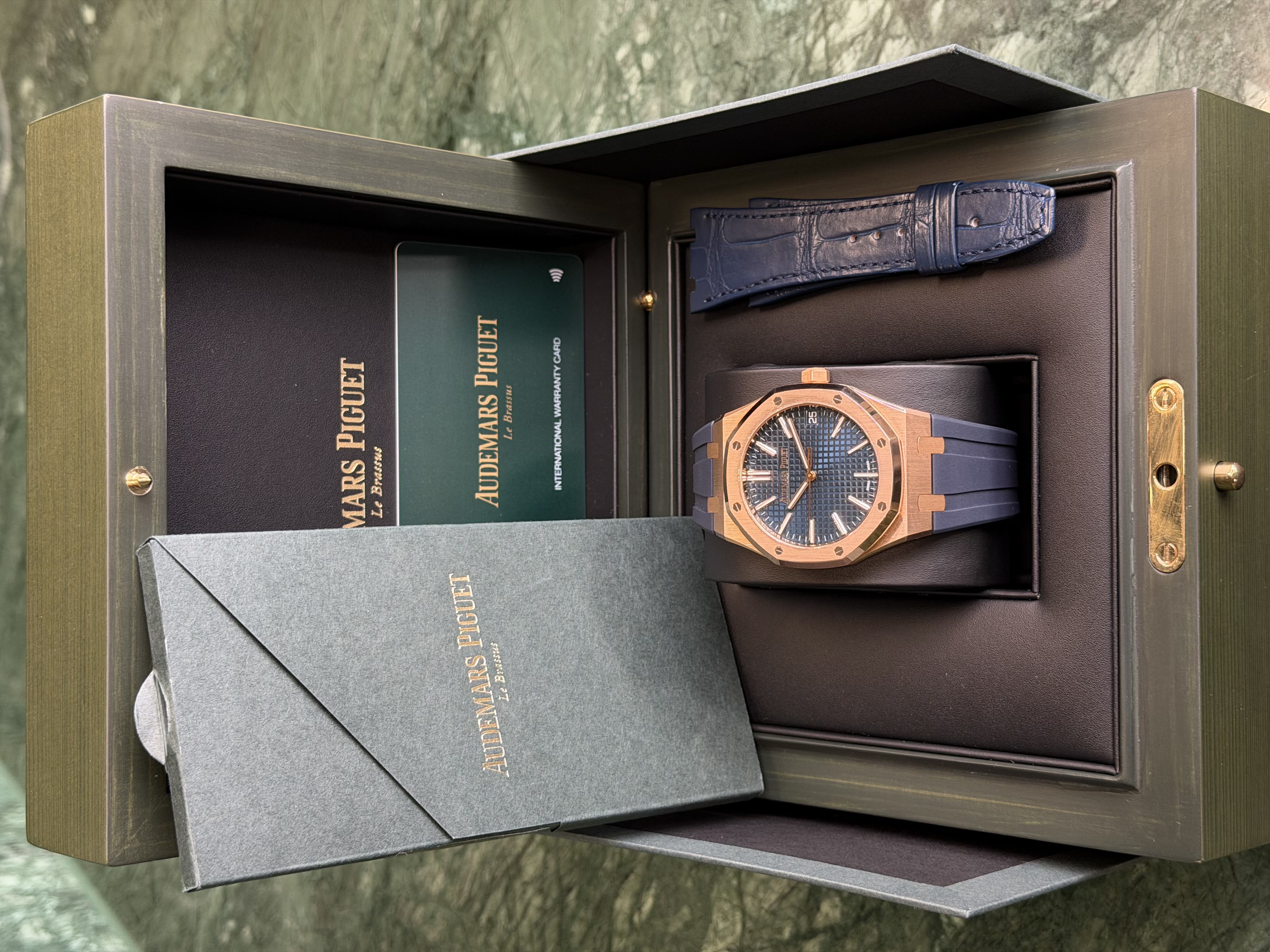 Watchrr - Authentic luxury watch