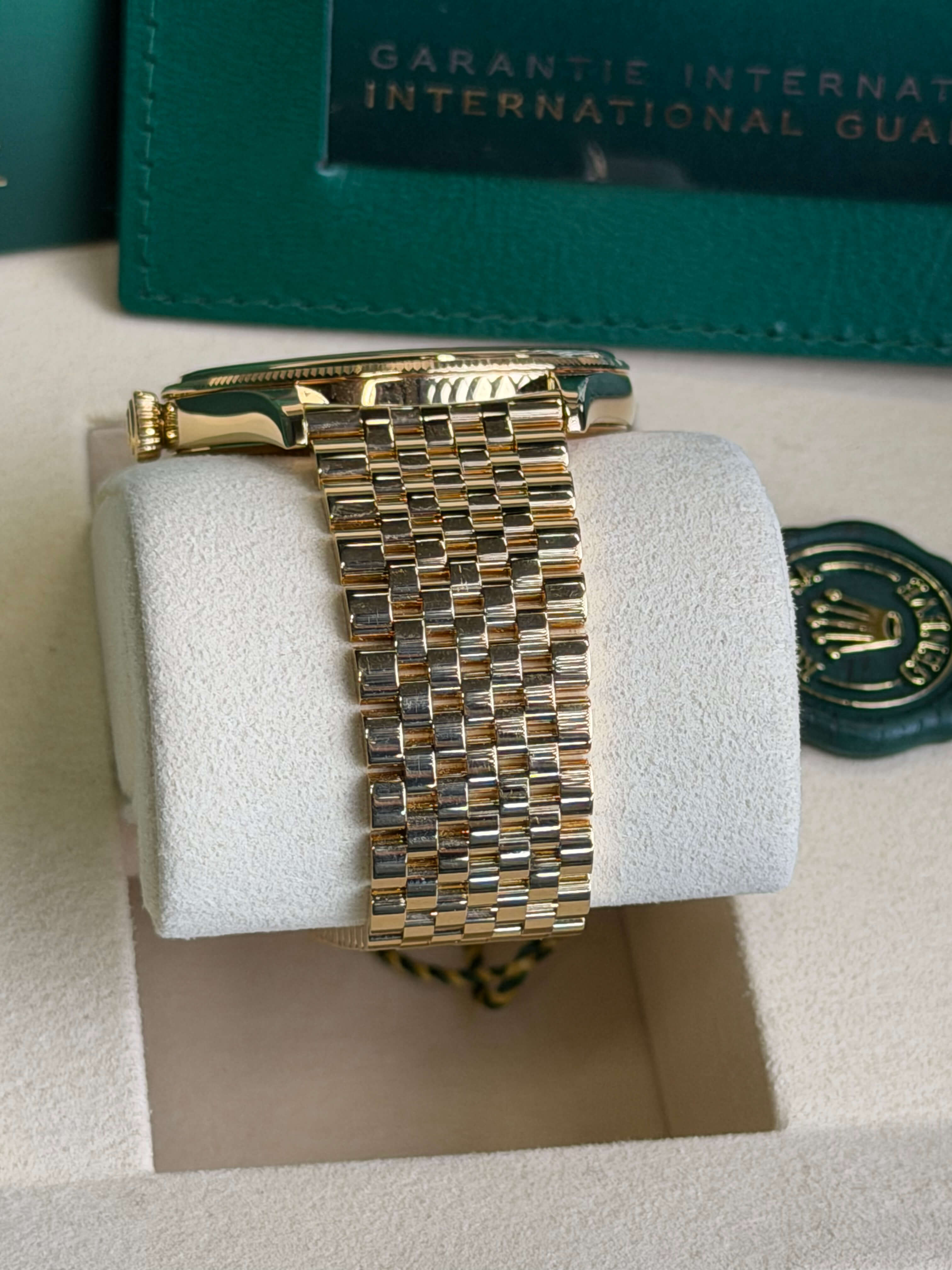 Watchrr - Authentic luxury watch