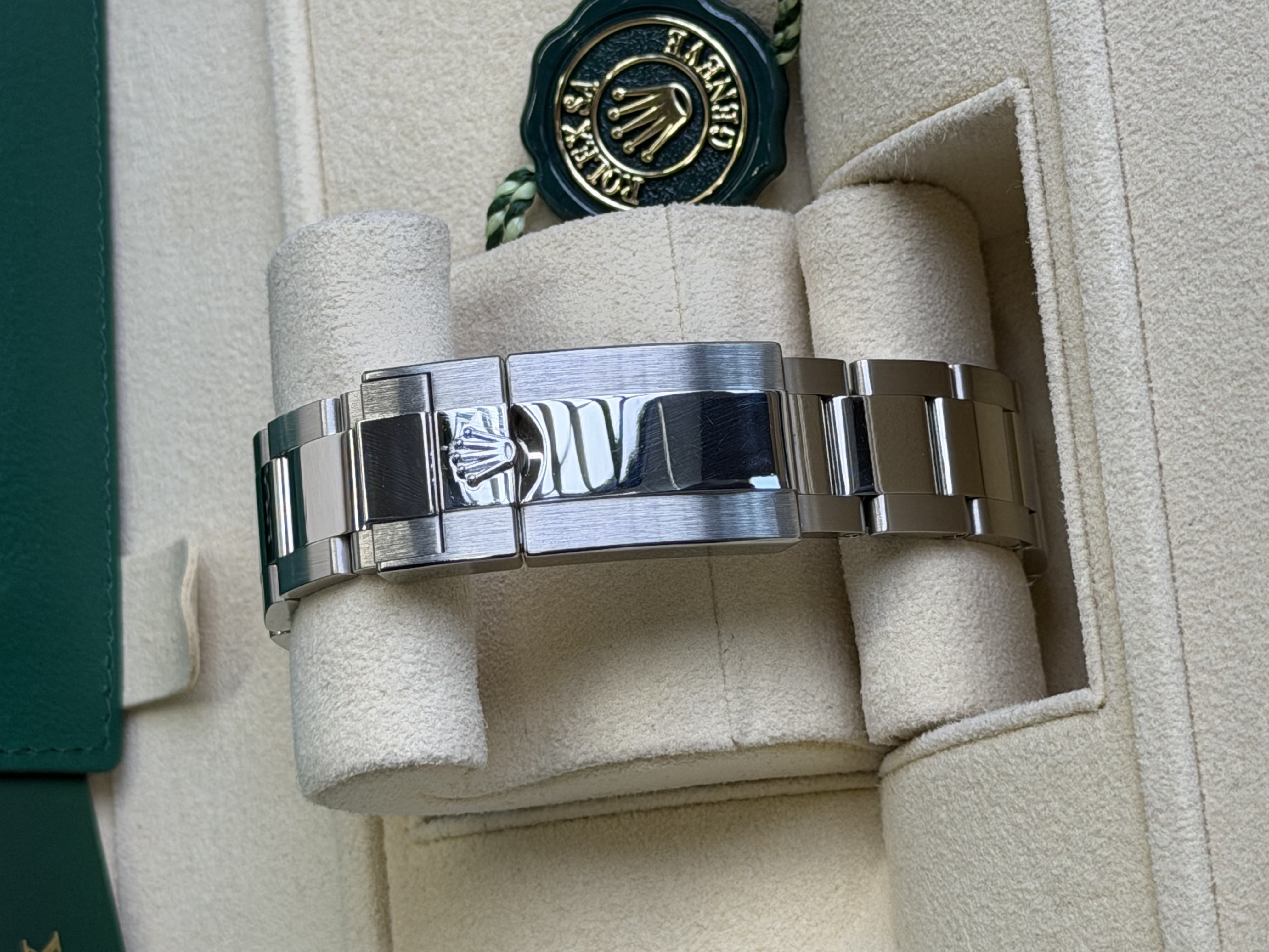 Watchrr - Authentic luxury watch