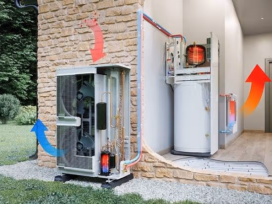 Système de pompe à chaleur montrant une unité extérieure avec des flèches bleue et rouge illustrant le flux d'air et de chaleur vers une unité intérieure installée dans une pièce.