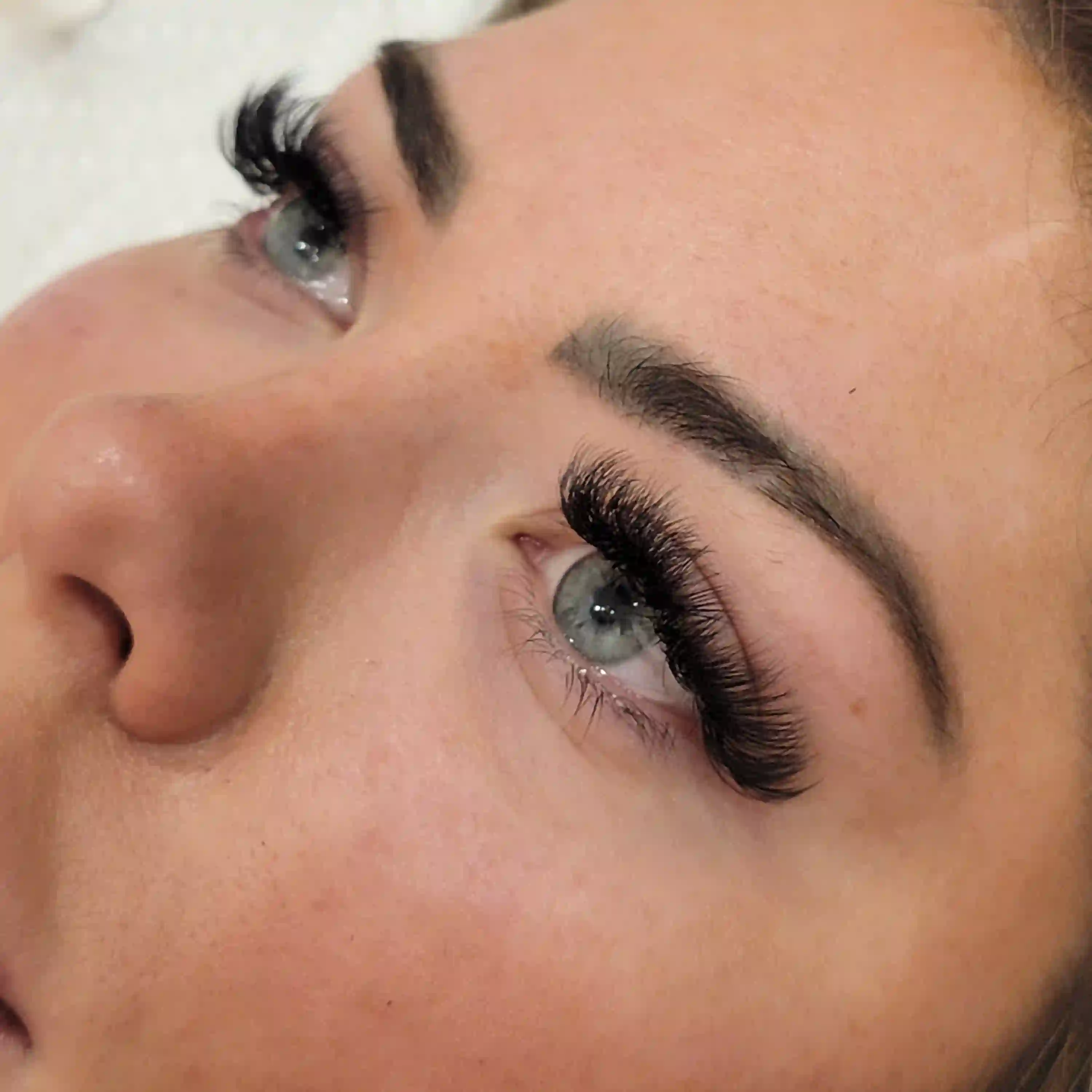 Side profile of full volume lash extensions with bold curl and dark finish, professional lash styling by Opalya