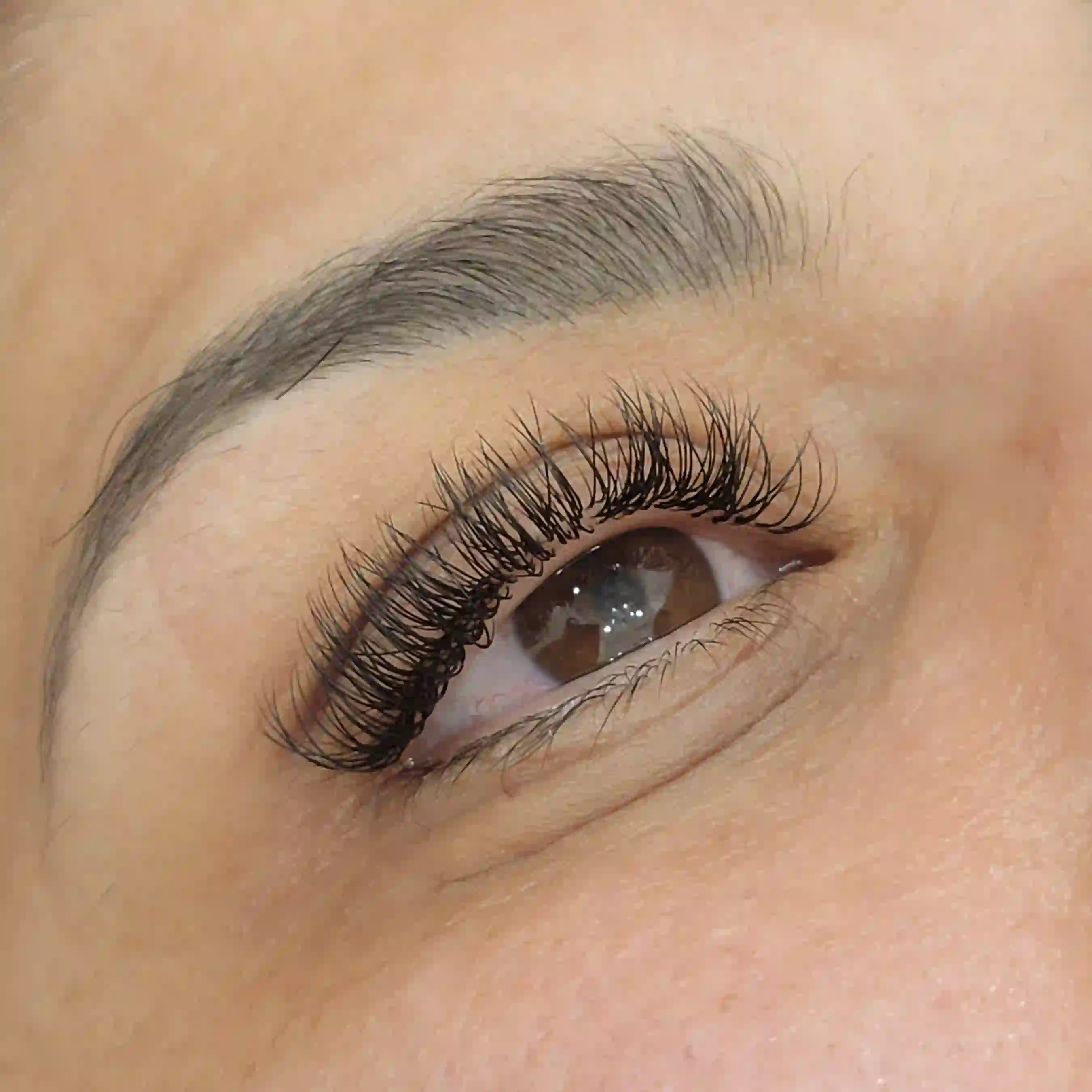 Side profile of classic lash extensions with lifted curl and clean separation, professional lash application by Opalya