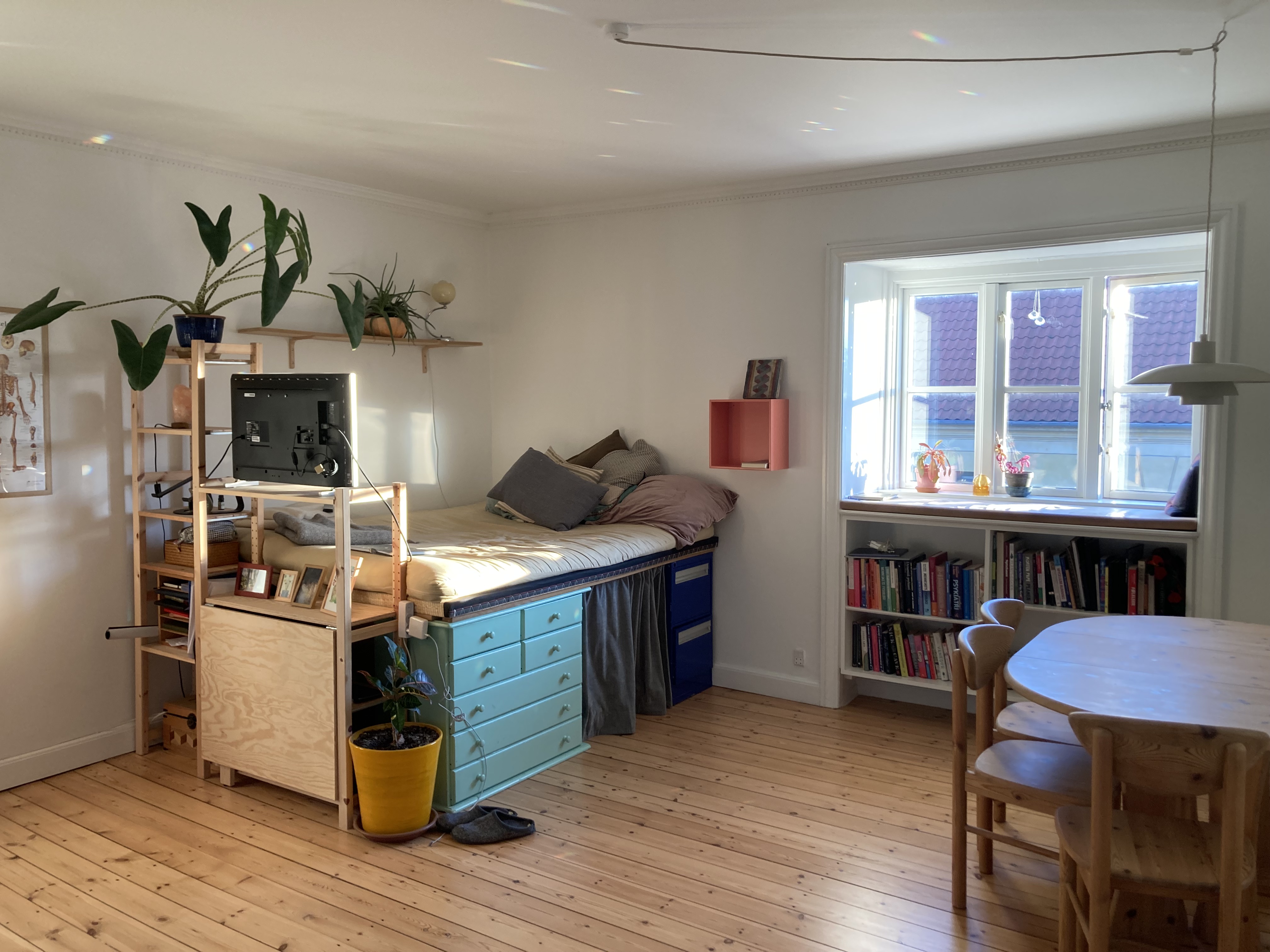[background image] image of studio interior (for a music studio)