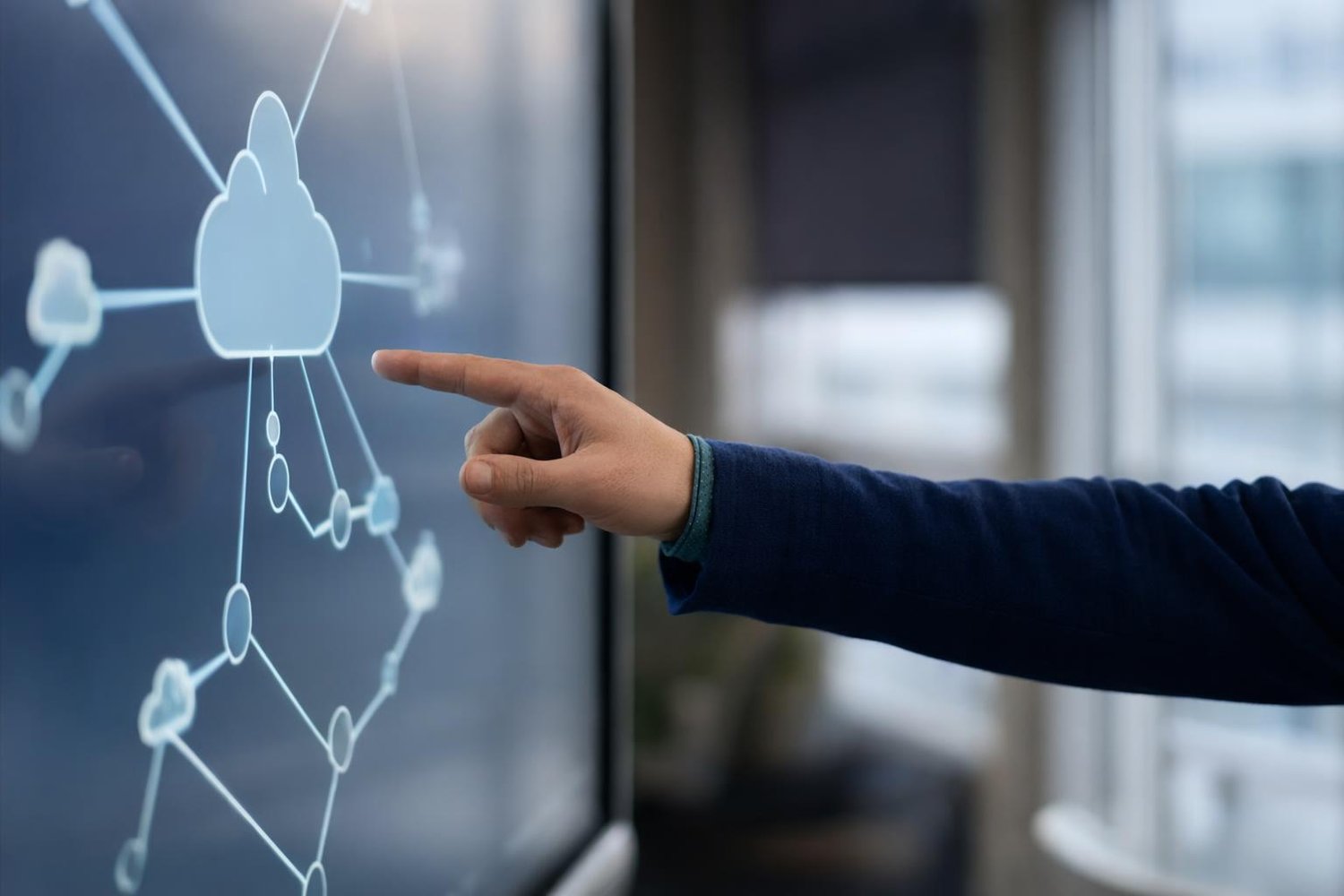 Une responsable de la conformité et un directeur TI examinent une entente de traitement des données dans un bureau moderne du Québec, un ordinateur portable affichant un tableau de bord ERP posé à côté des documents.