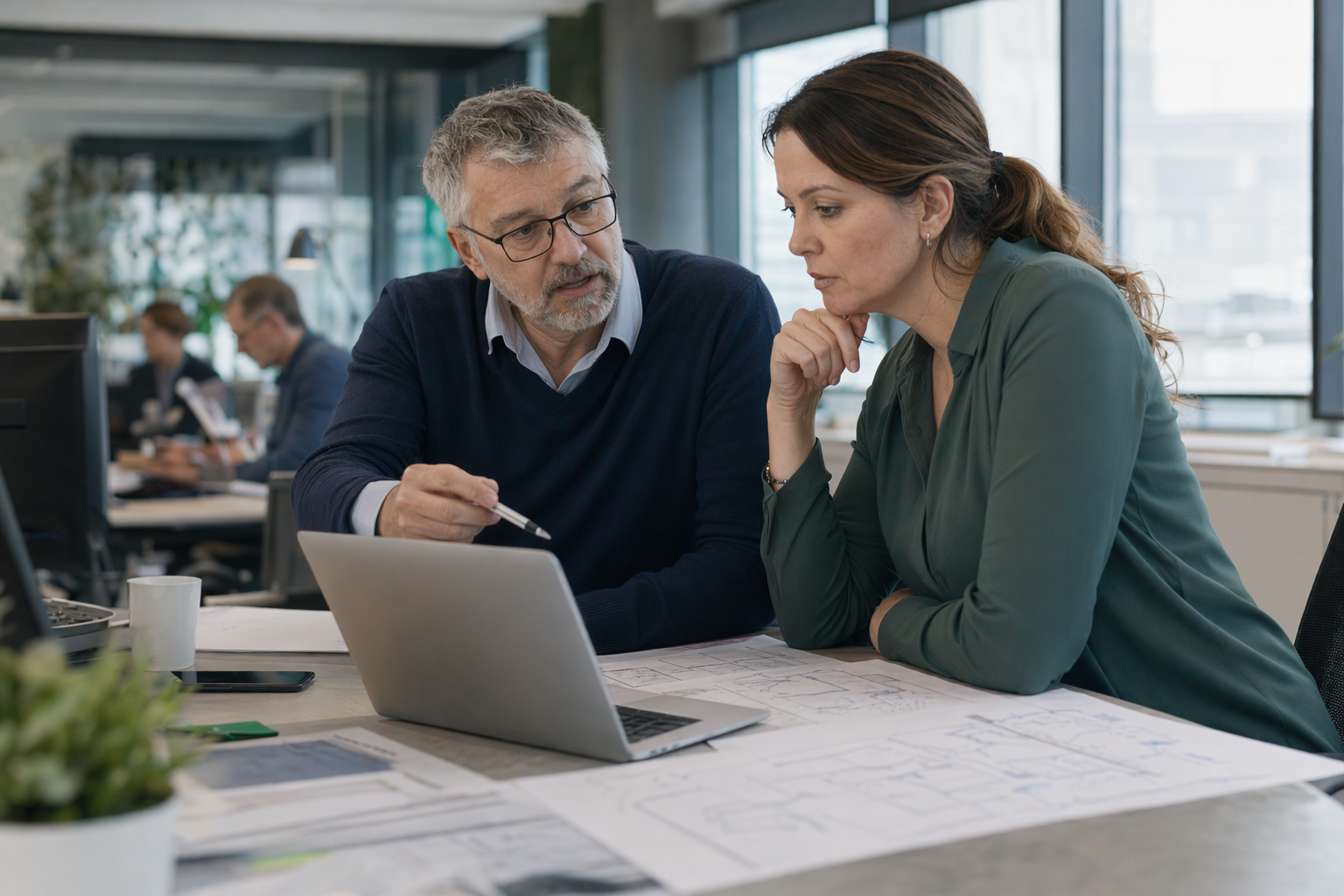 Architecte TI mettant en garde un gestionnaire contre une modification de progiciel lors d'une séance de travail