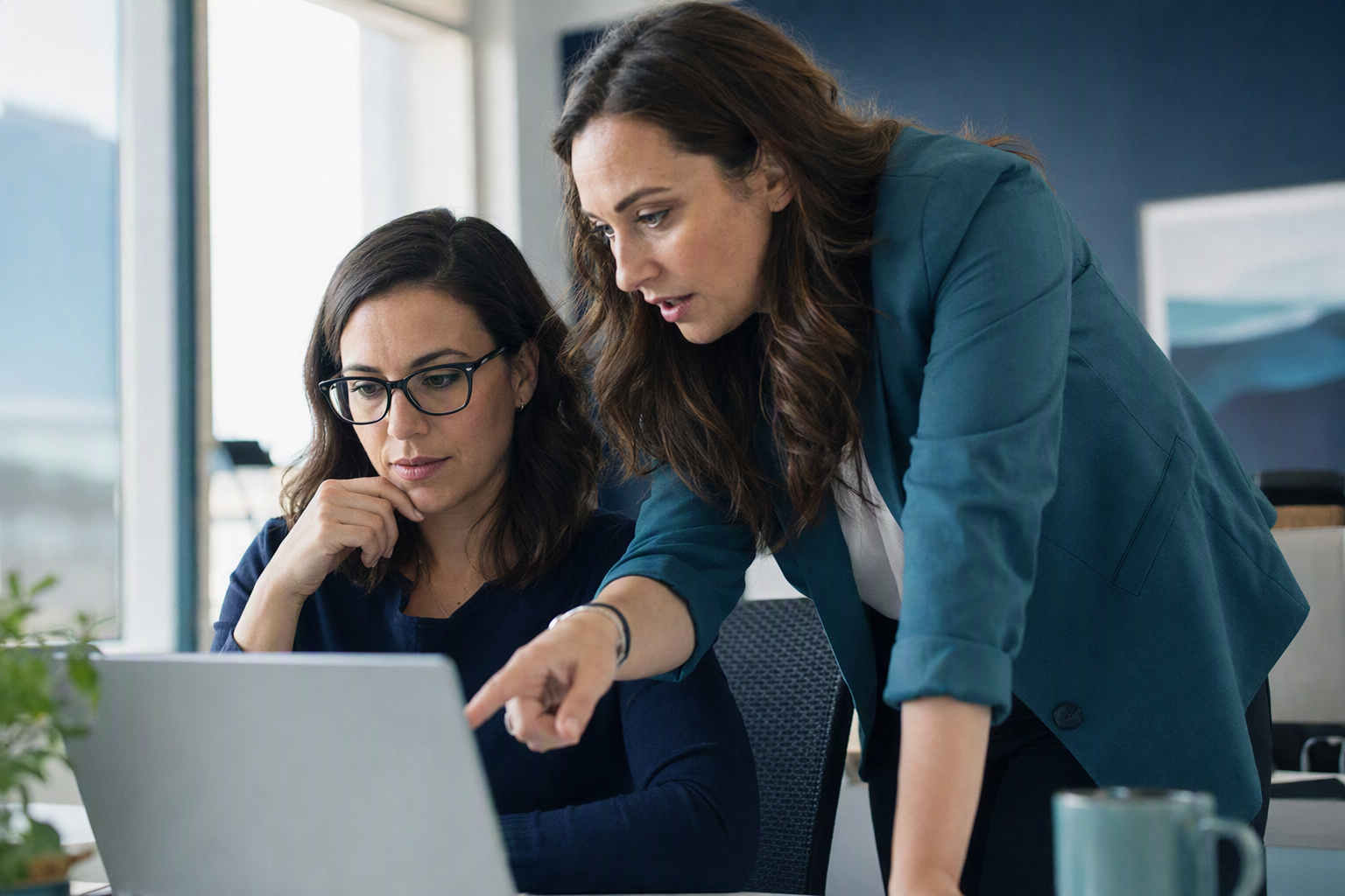 Facilitator guiding employees during an AI training session in a Quebec office