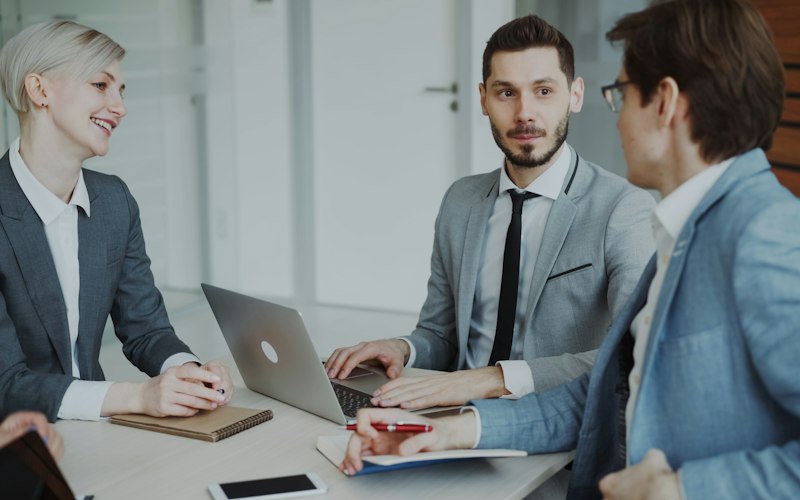Réunion de professionnels comparant des firmes de conseil et des solutions ERP au Québec