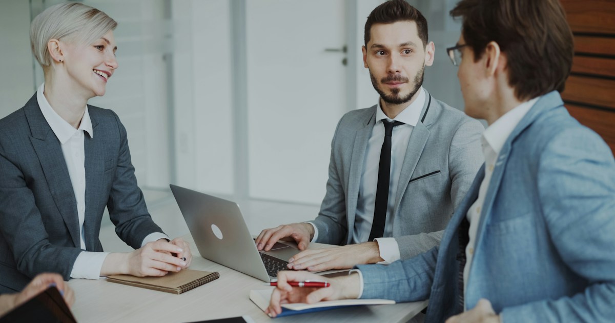 Réunion de professionnels comparant des firmes de conseil et des solutions ERP au Québec