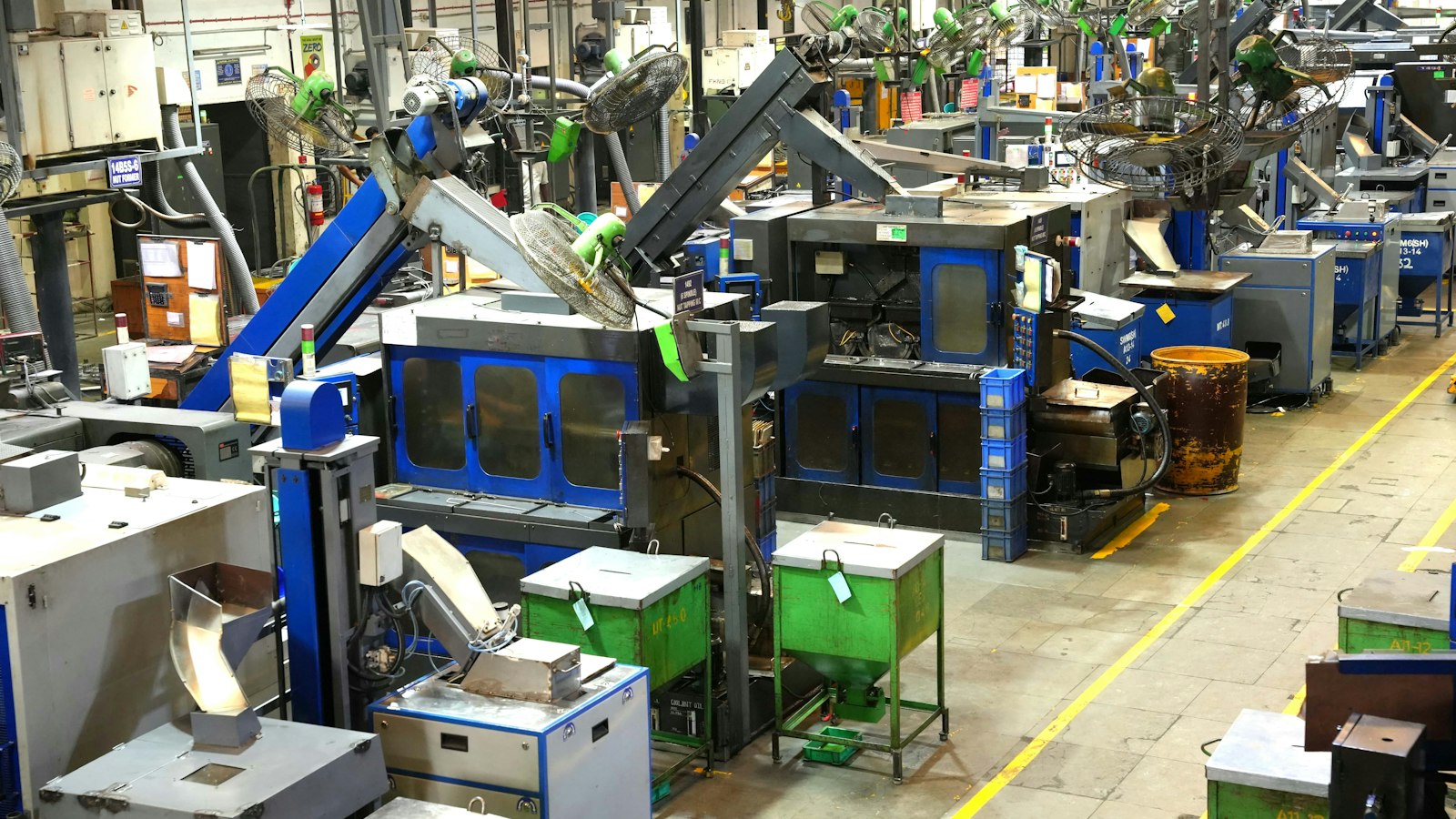 Atelier de fabrication industrielle, avec machines de production et allées de circulation.