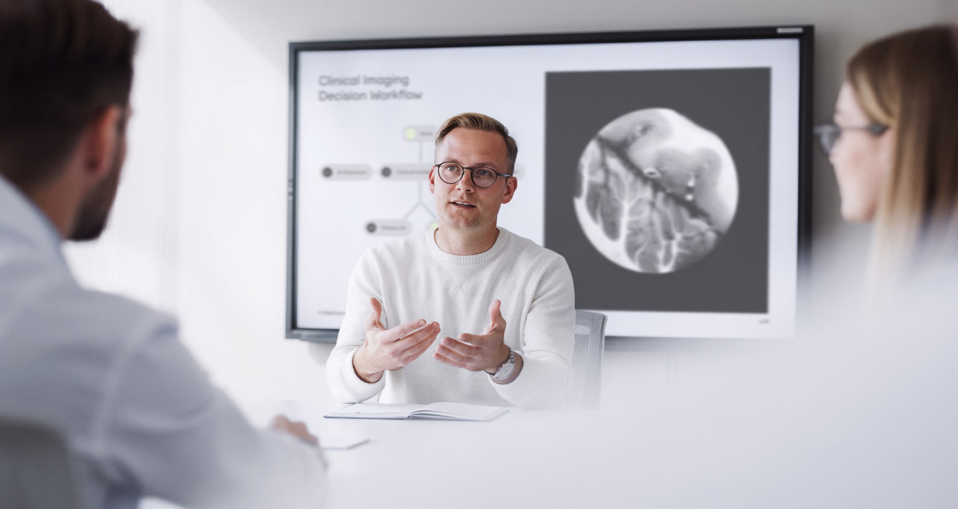 MedTech Founder erklärt Clinical Workflow und Produktanwendung im Gespräch mit Ärzten in einer Klinik.