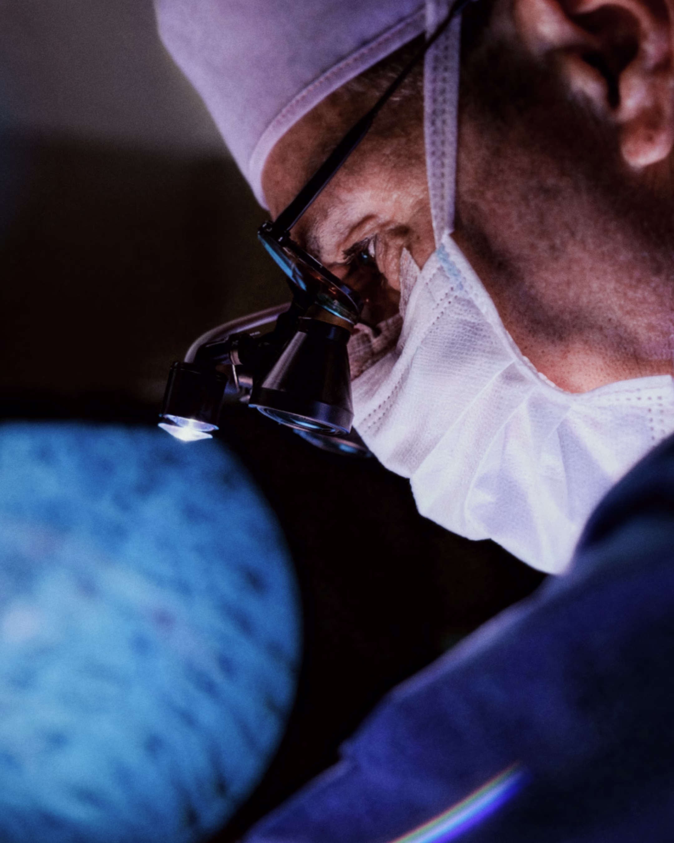 Chirurg verwendet medizinisches Gerät im klinischen Einsatz – MedTech Produktanwendung im OP-Kontext zur Förderung der klinischen Adoption.