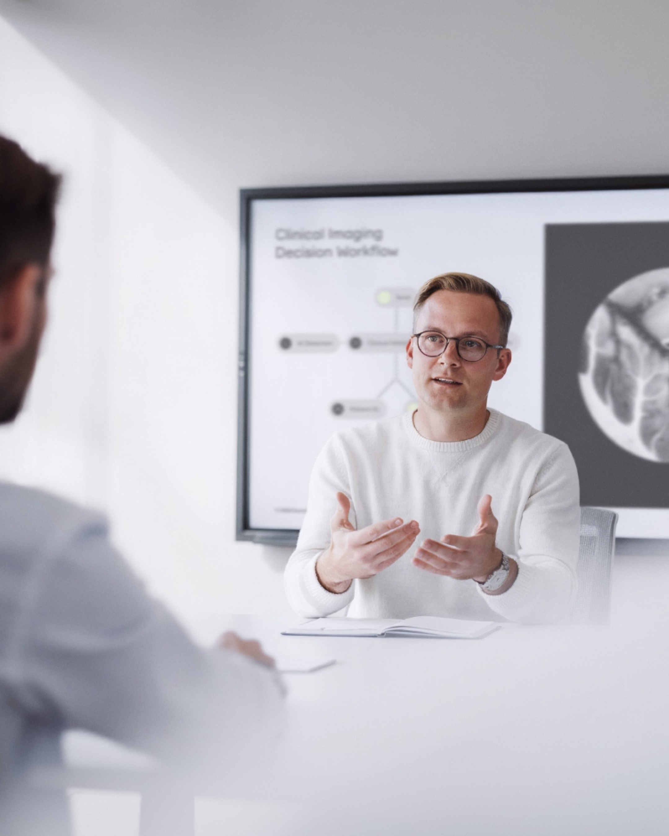 MedTech Founder erklärt Clinical Workflow und Produktanwendung im Gespräch mit Ärzten in einer Klinik.