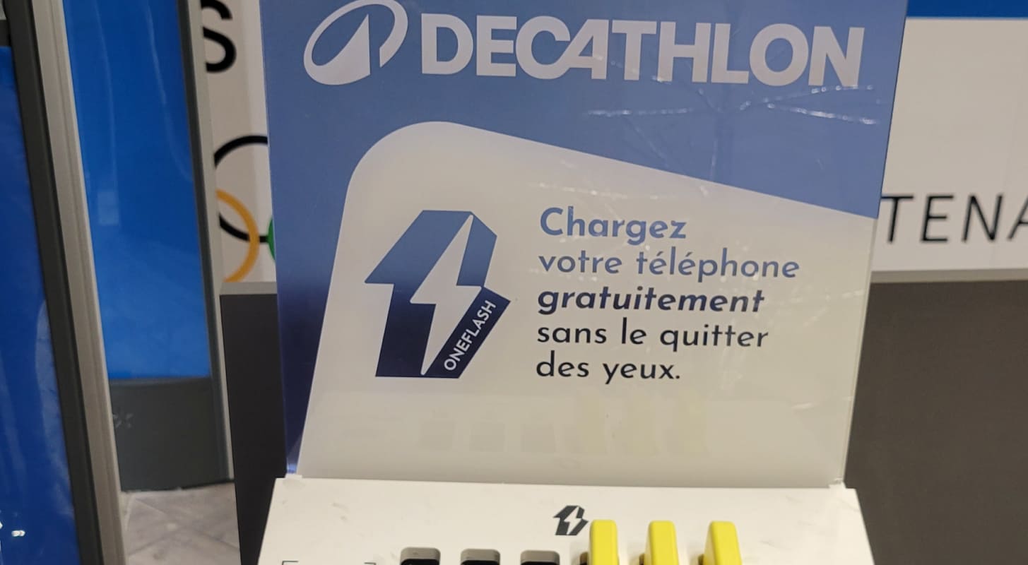 Borne OneFlash personnalisée Decathlon en magasin
