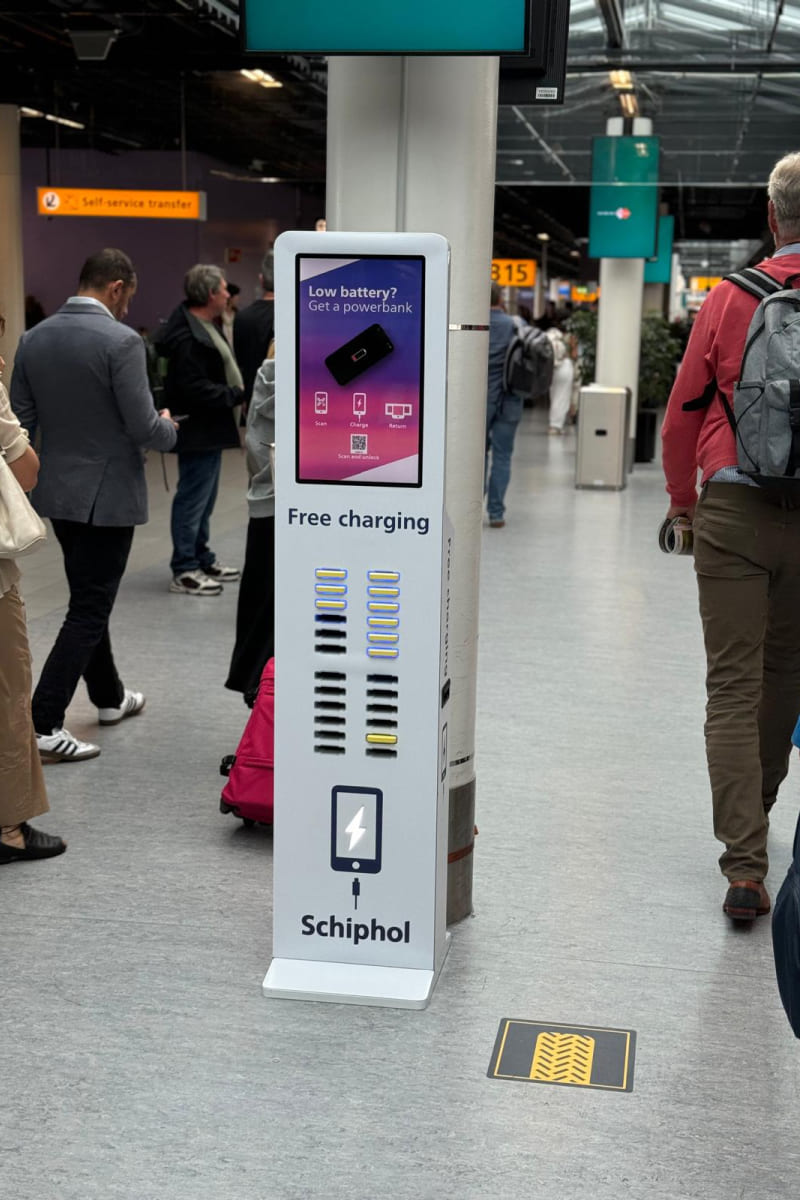 Borne OneFlash hall aéroport Schiphol