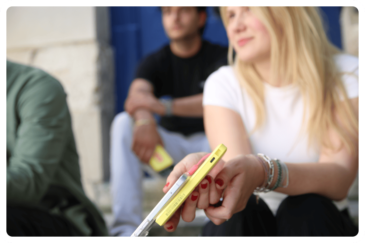 Utilisatrice de OneFlash qui tient une batterie