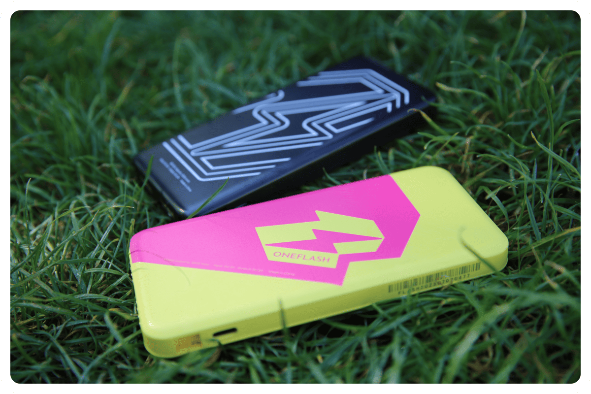 Batteries OneFlash dans l'herbe