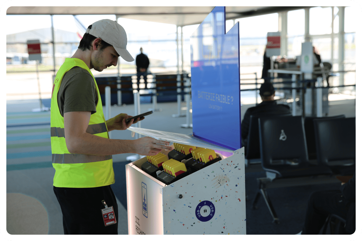agent OneFlash en train de remplir la station de batteries