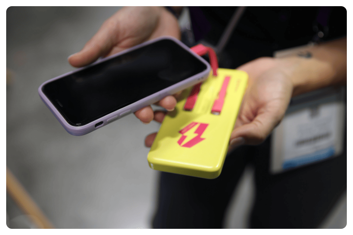 téléphone branché à une batterie OneFlash