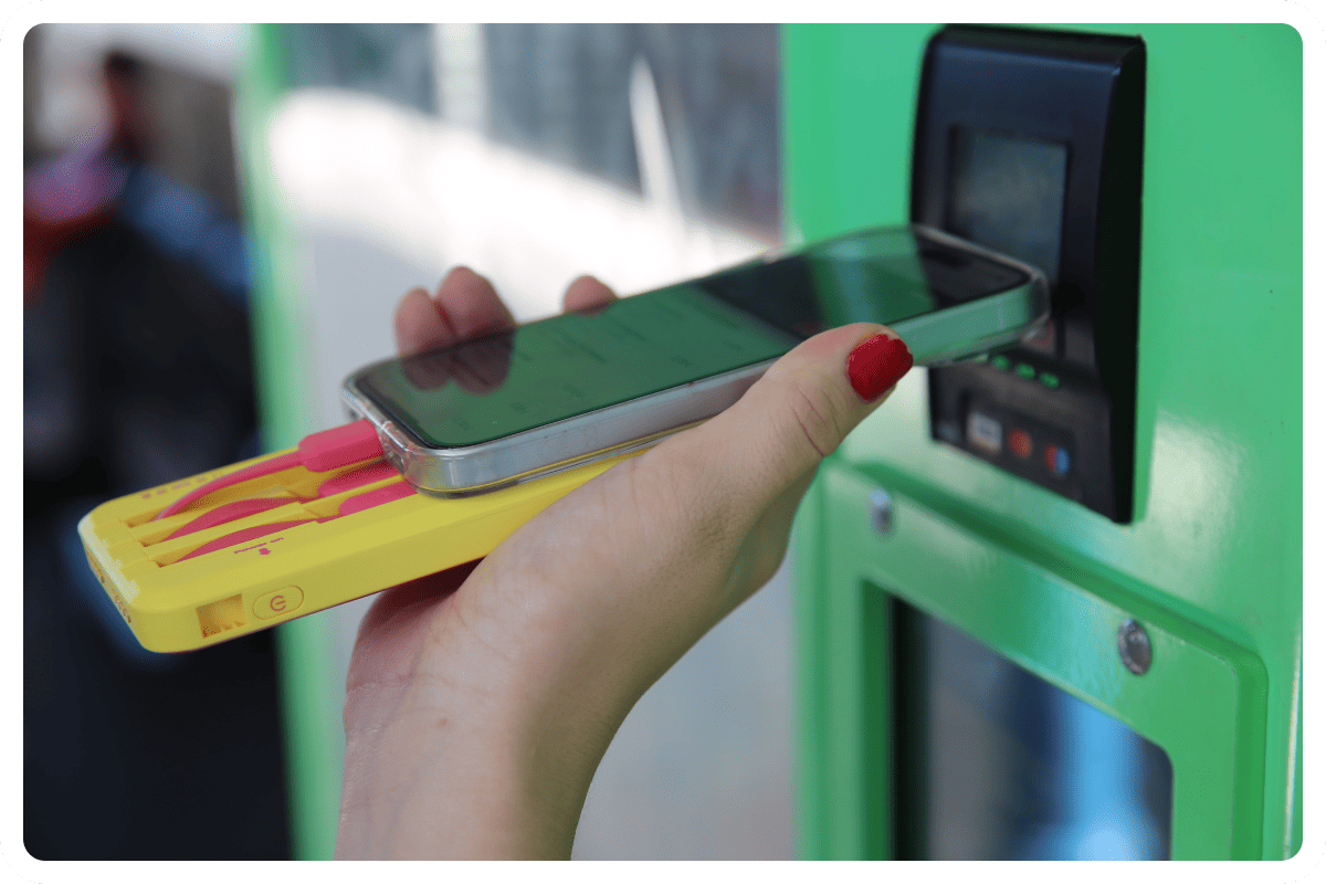Téléphone branché à une batterie - paiement sans contact