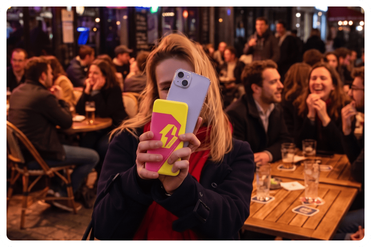 Femme dans un bar avec une batterie dans les mains