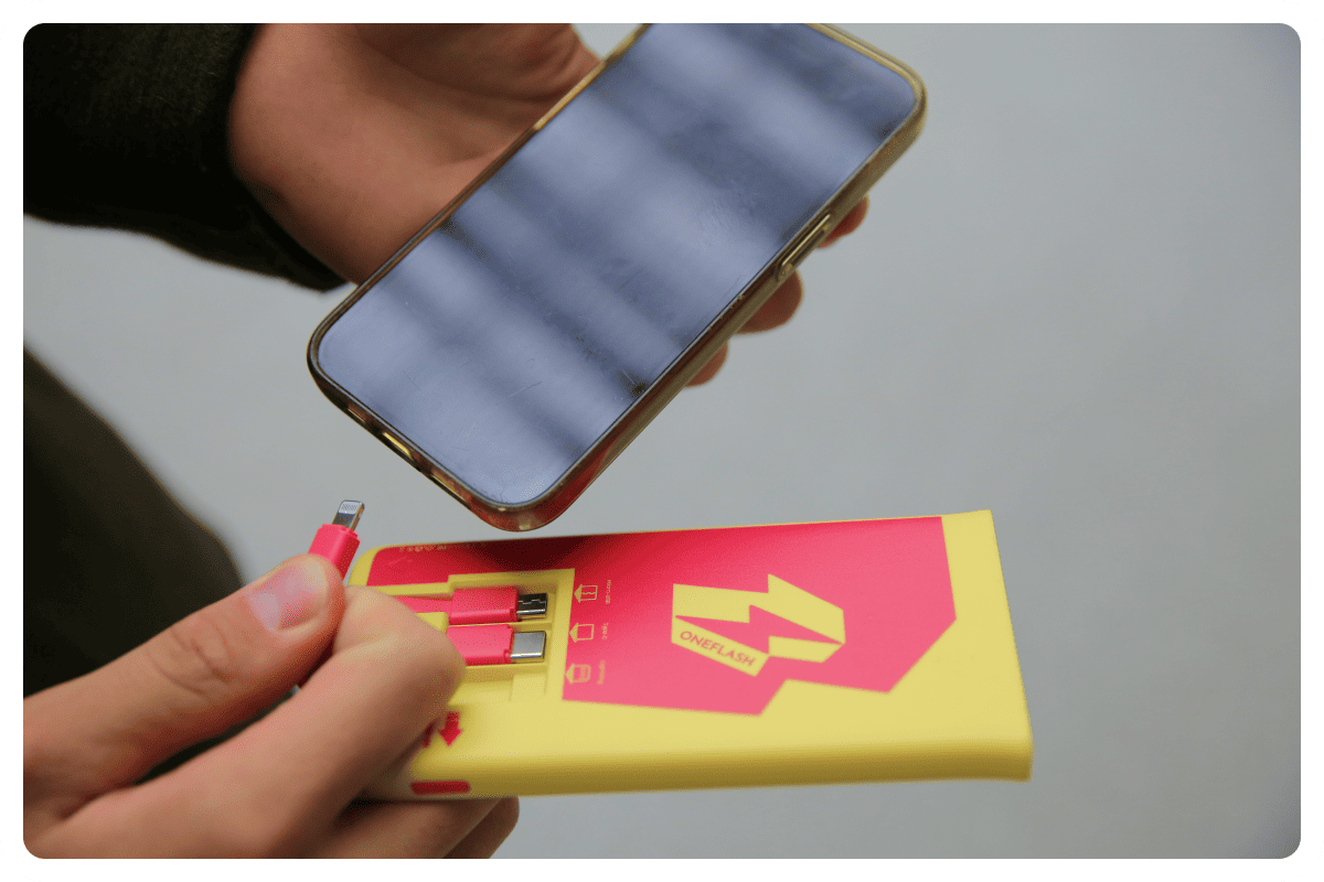 téléphone qui se branche à une batterie portable OneFlash