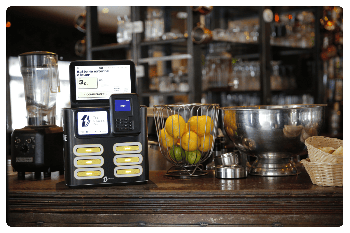 Borne OneFlash sur un comptoir de restaurant