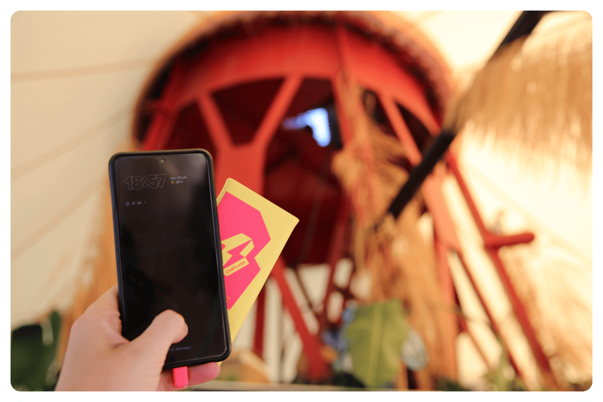 Téléphone branché à une batterie portable OneFlash
