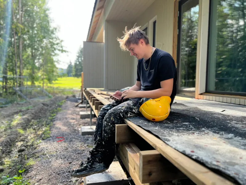 Taloyhtiön parvekkeiden lahokorjaus ennen maalausta