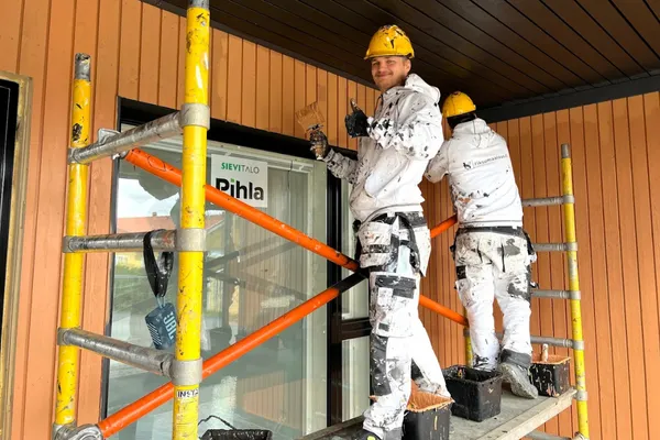 Kaksi Fiksumaalauksen maalaria telineillä
