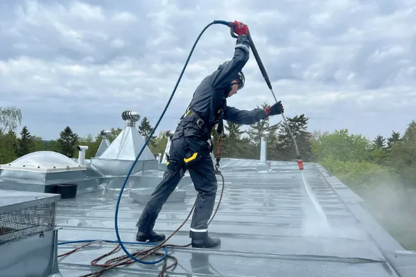 Peltikaton pesua ennen maalausta 350bar kuumavesipesurilla