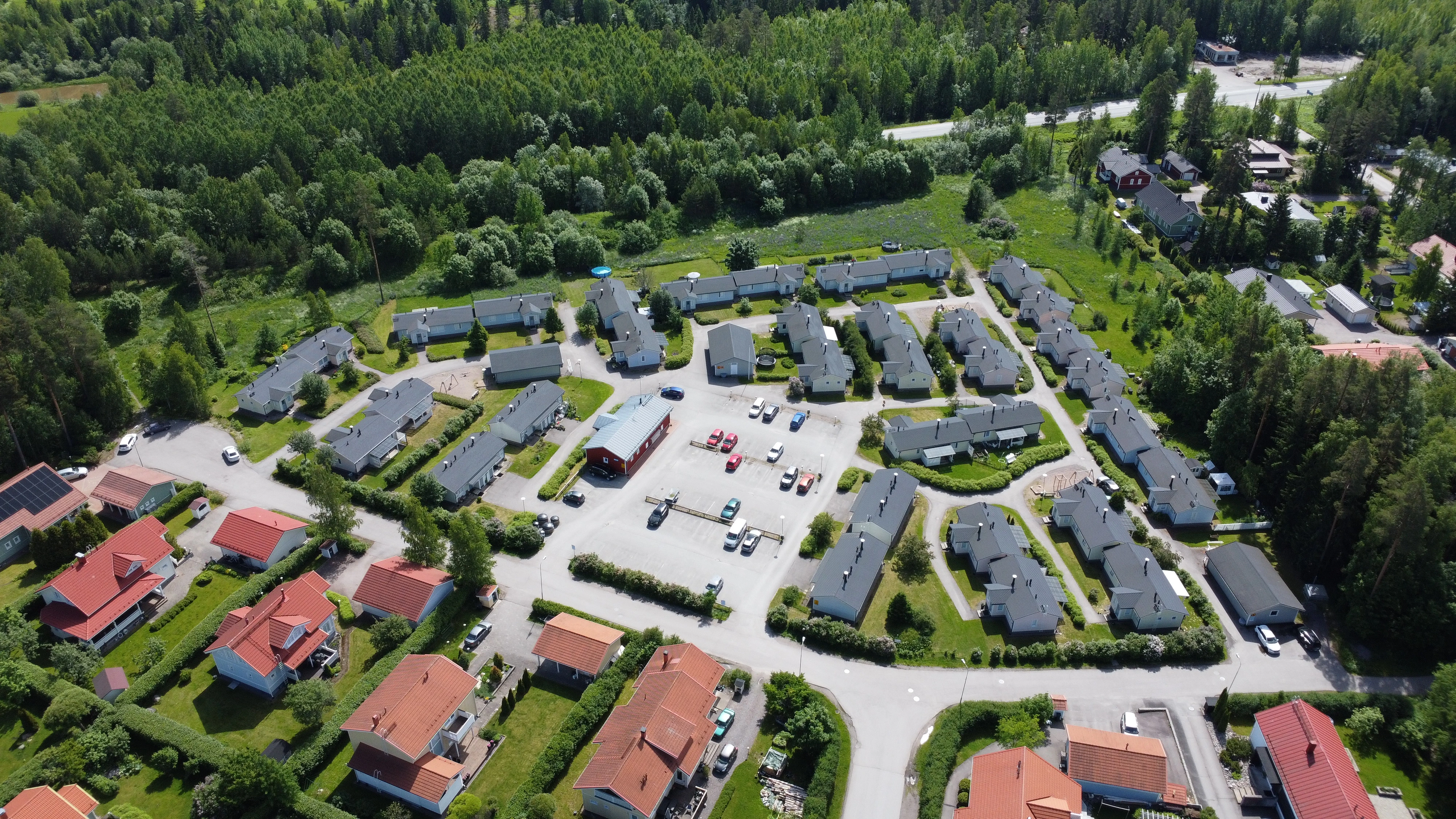 Taloyhtiön ulkomaalaus käynnissä Uudellamaalla