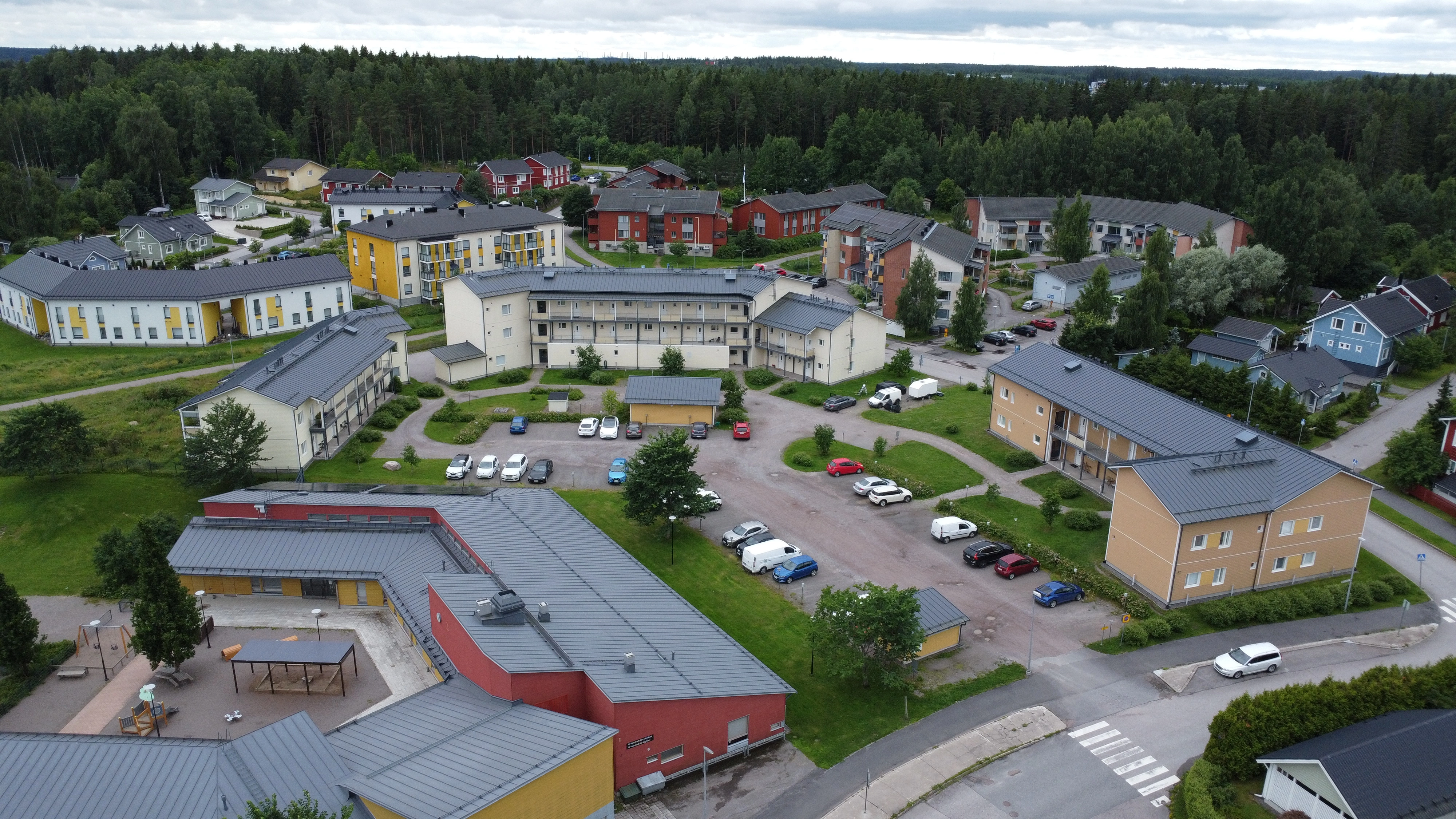 Puujulkisivun maalaus taloyhtiö Uusimaa