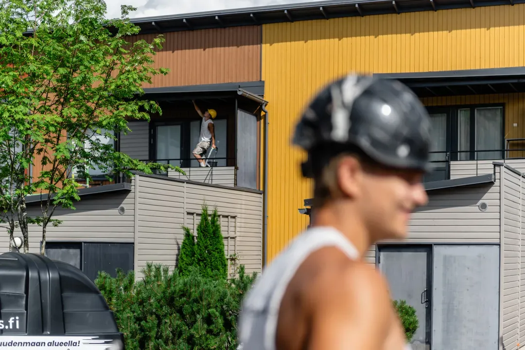 Talon maalaus Uudellamaalla: taloyhtiön julkisivun puuosien huoltomaalaus