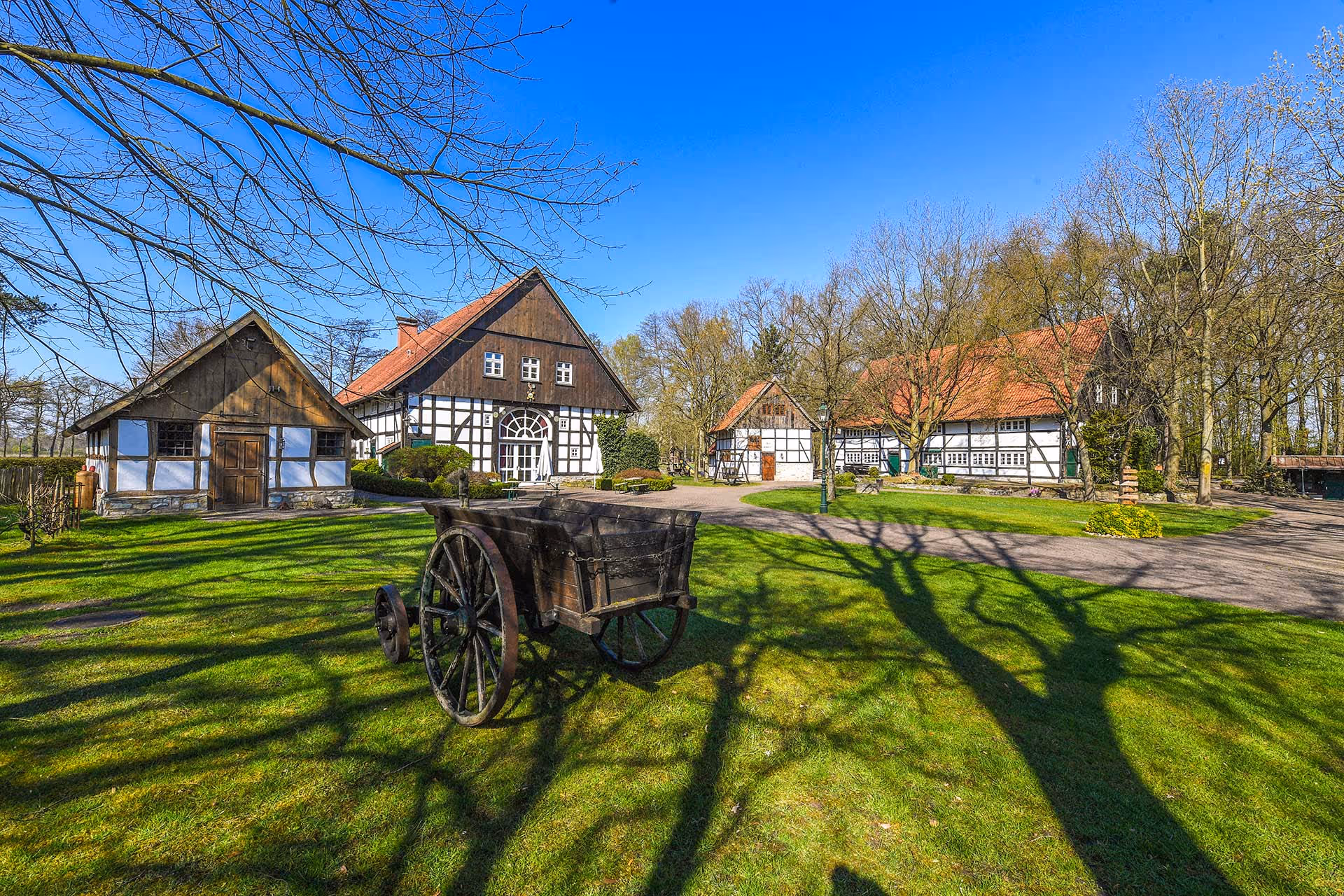 Der Außenbereich mit allen Gebäuden von außen fotografiert.