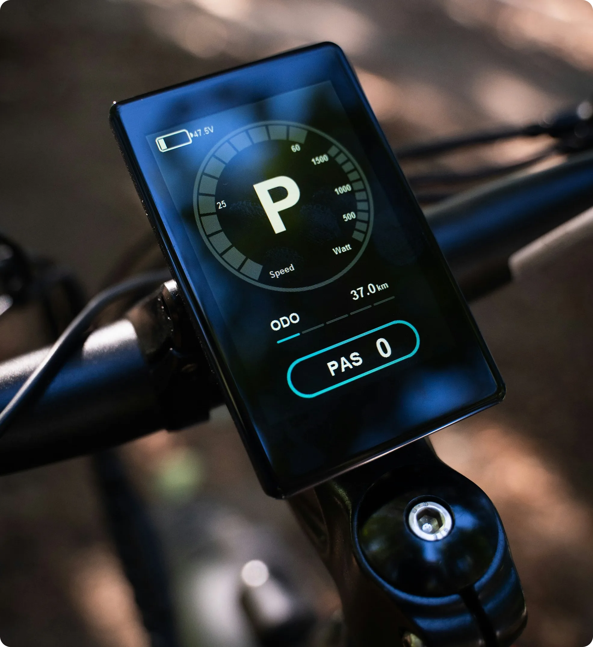 Display eines E-Bike-Stacks zeigt Parkmodus, Batteriestand und 37 Kilometer Strecke.