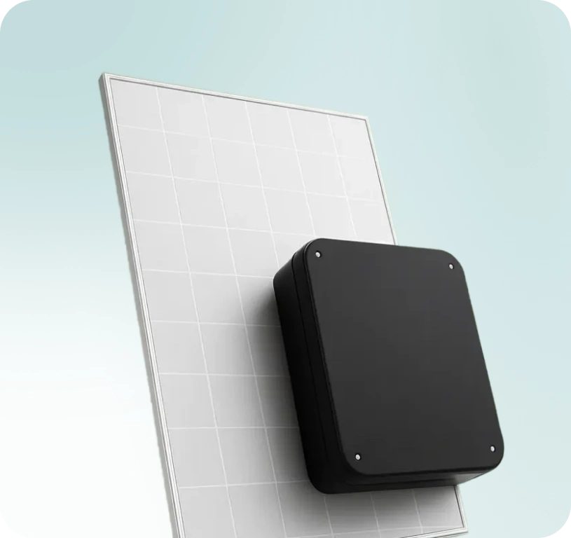 Ein weißes Solarpanel mit einem schwarzen, quadratischen Wechselrichter an der Rückseite.