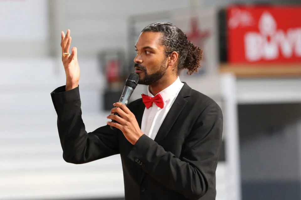 bin'homme speaker speak'her animateur