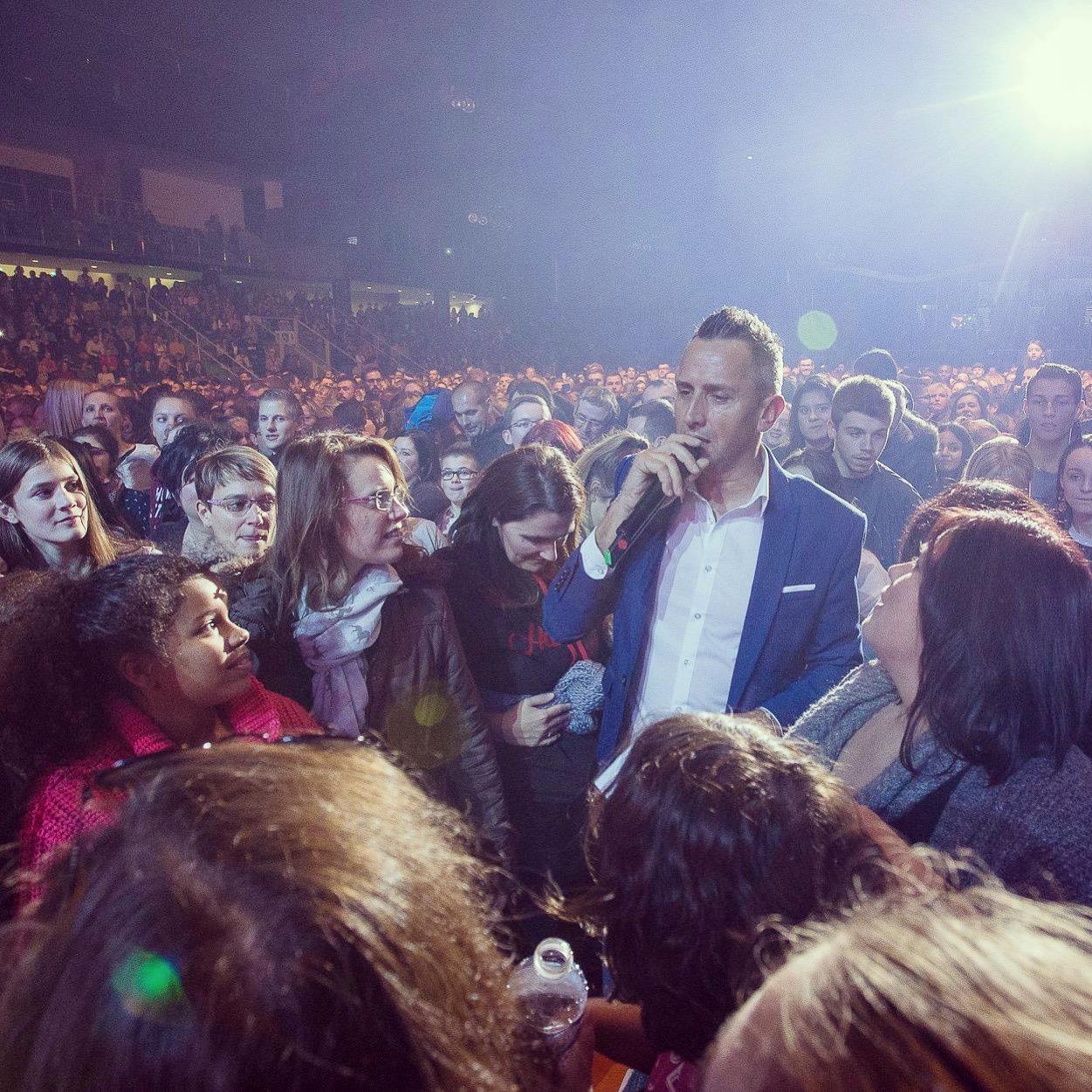 bin'homme speaker speak'her animateur