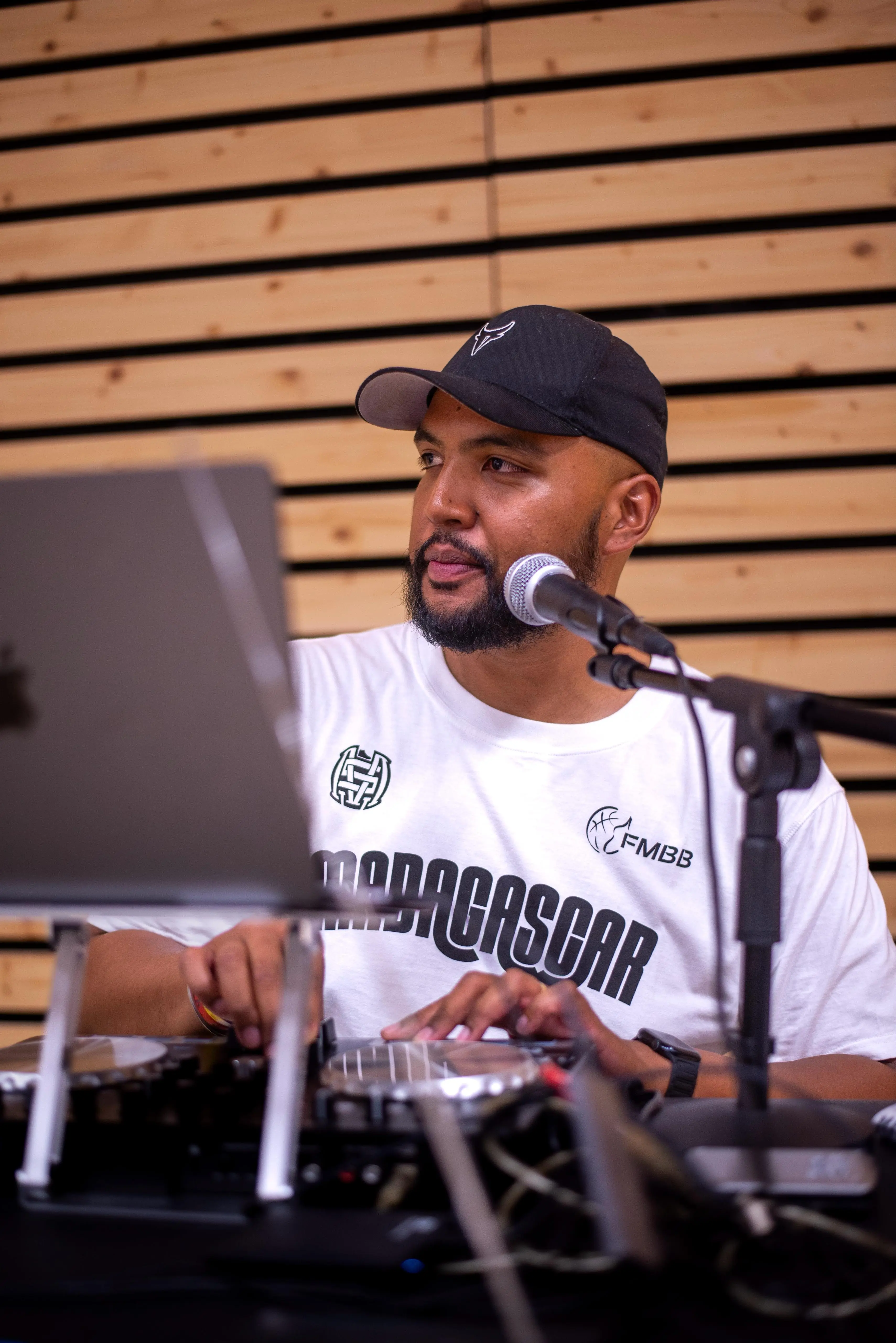 bin'homme speaker speak'her animateur