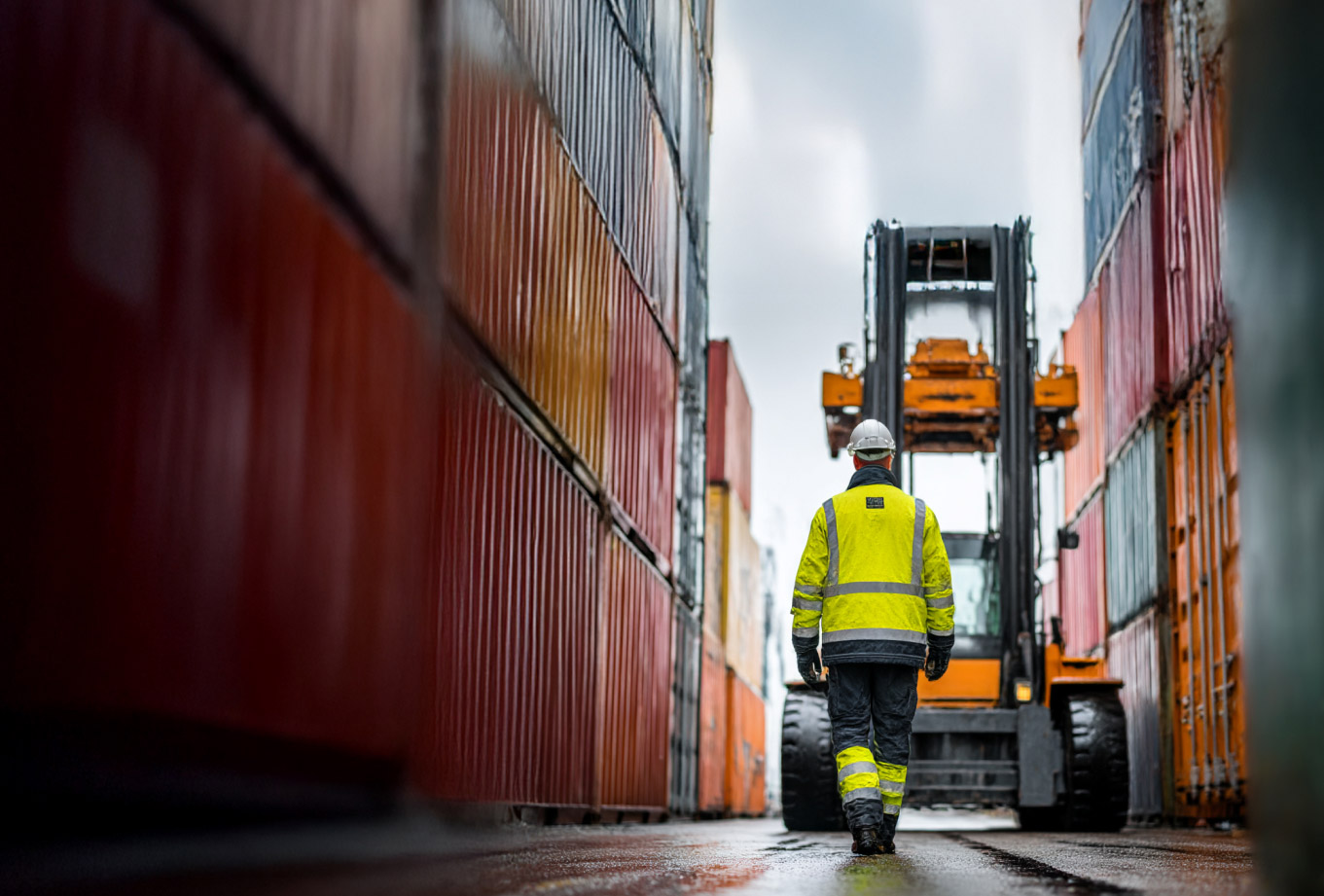 Shiftleader van RST aan het werk op de containerterminal