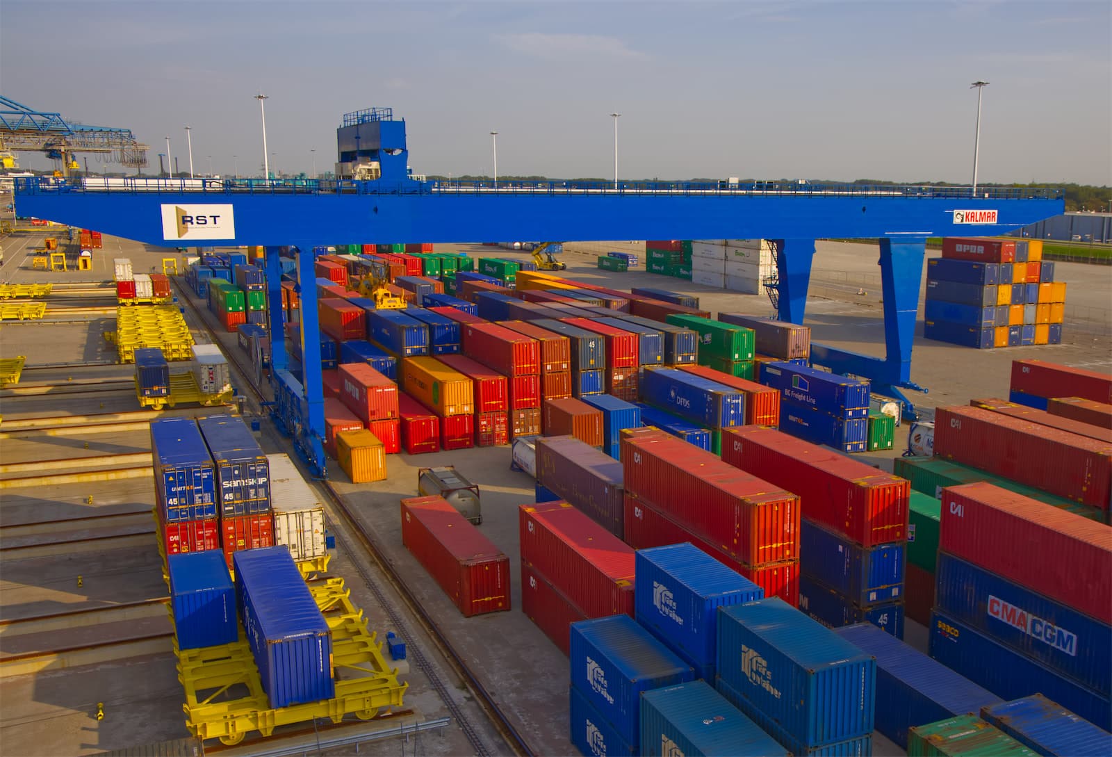Business Application Consultant van RST achter de schermen op kantoor